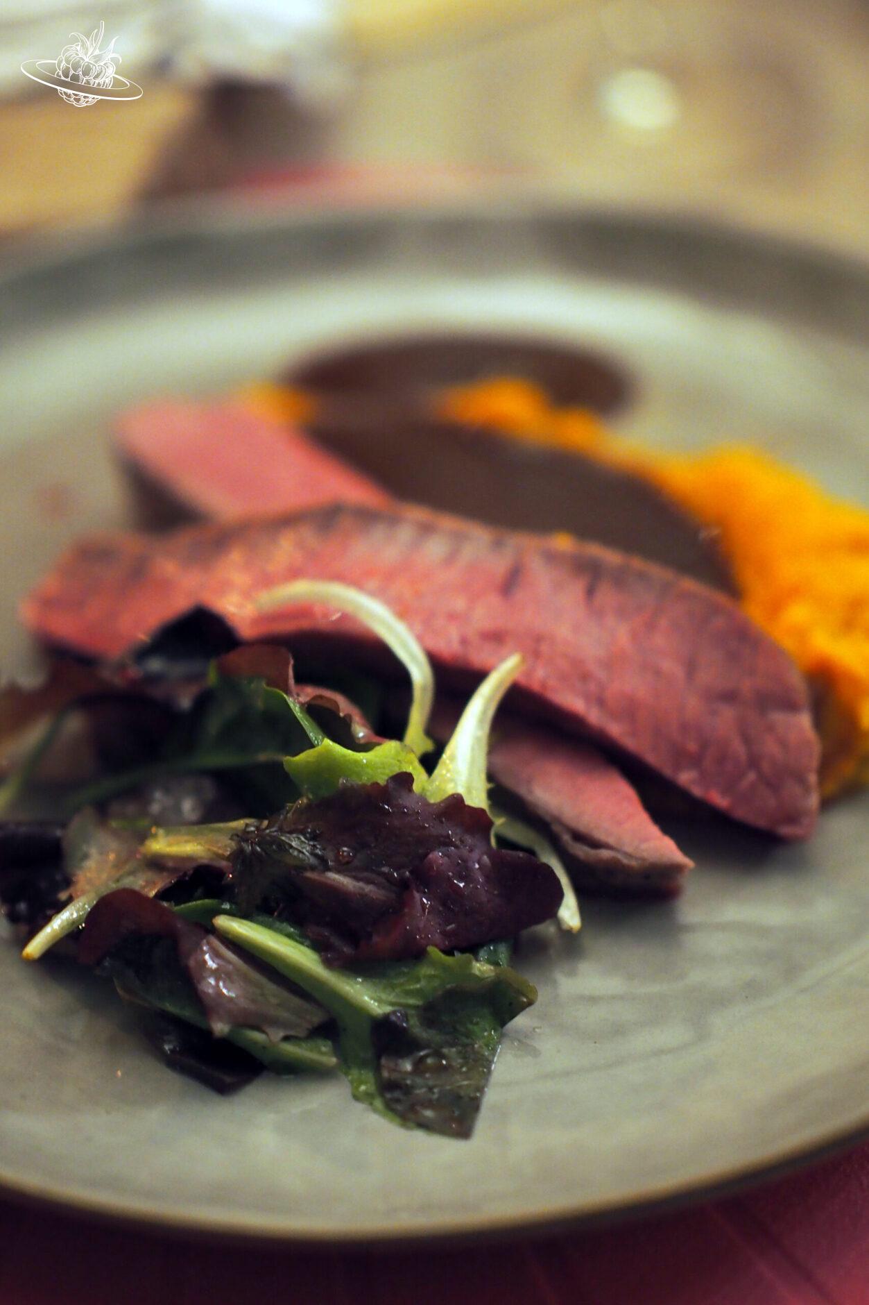 Salat und Fleisch und Süsskartoffelstock