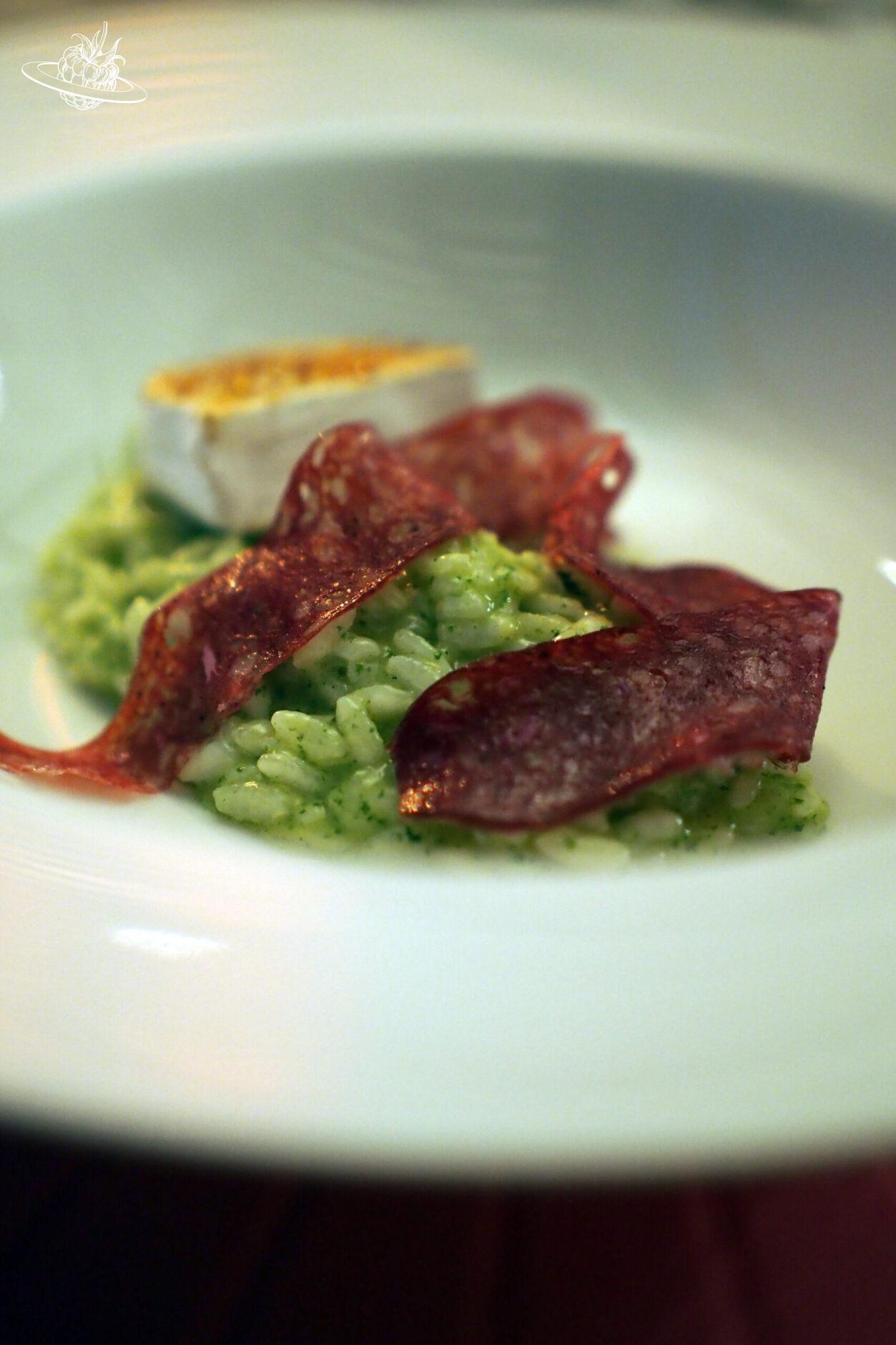 Bärlauch Risotto mit Ziegenkäse caramelisiert und Salami