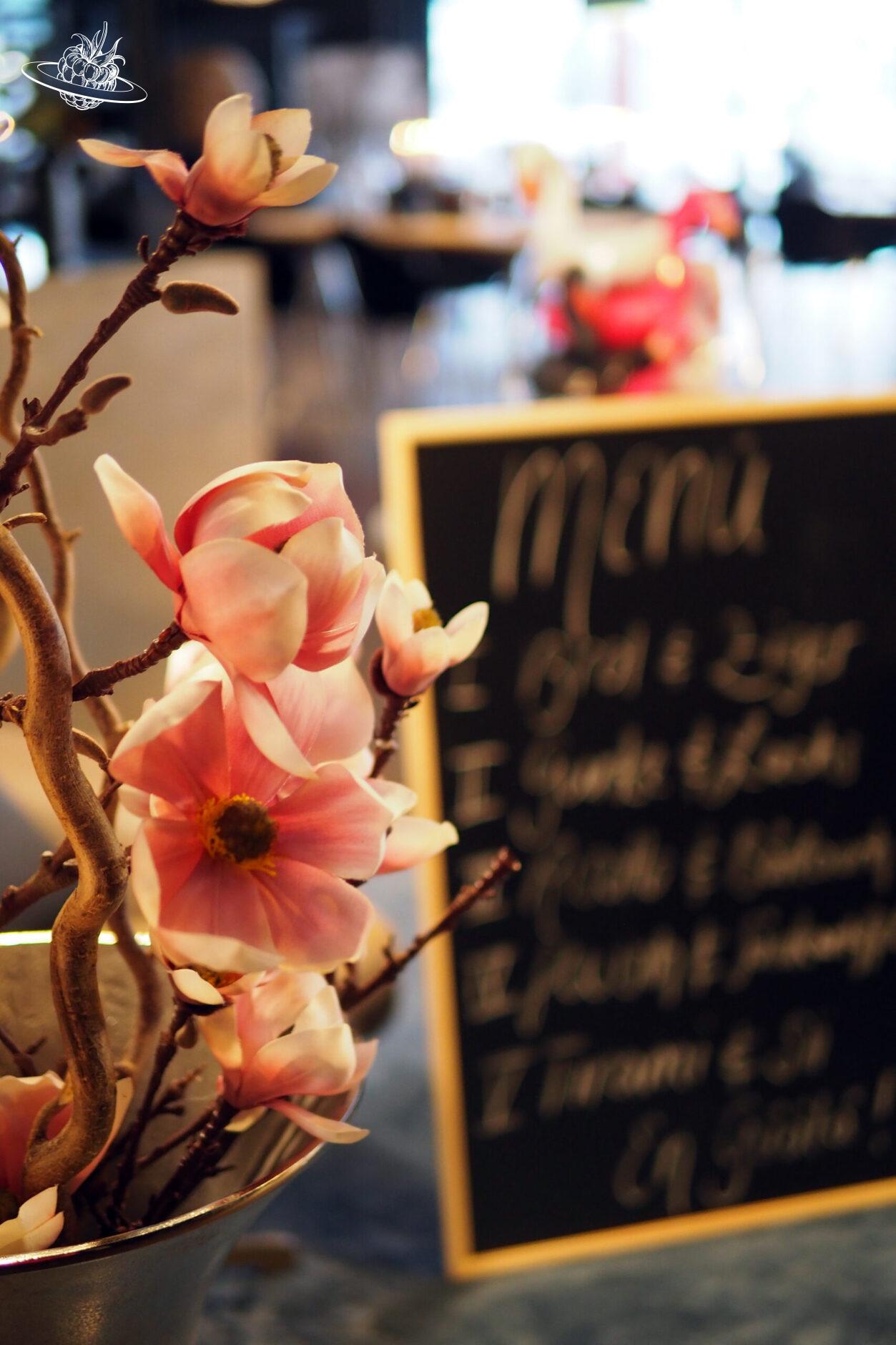 Blumen im Vordergrund - Menü im Hintergrund