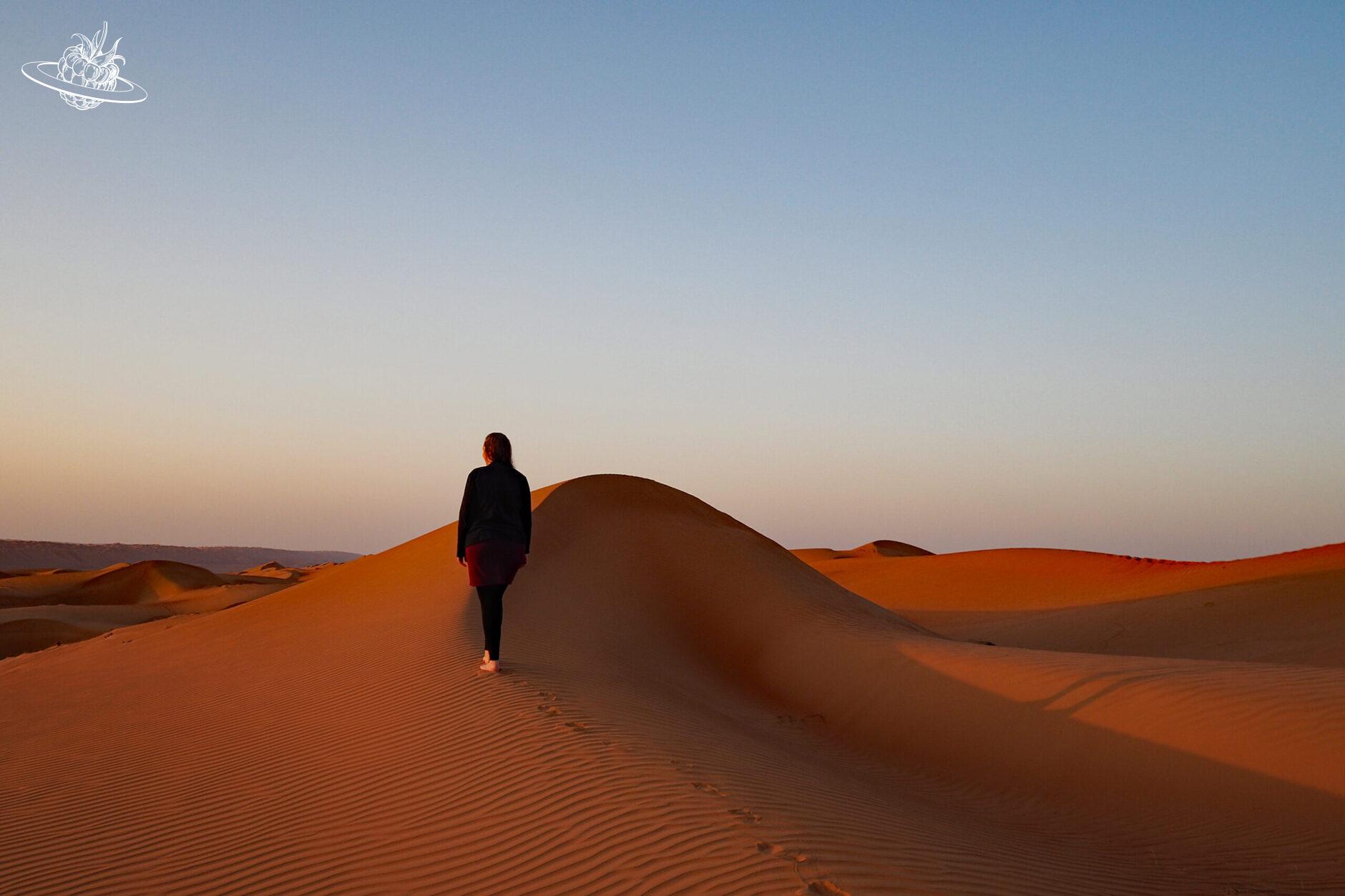 Frau in der Wüste vom Oman