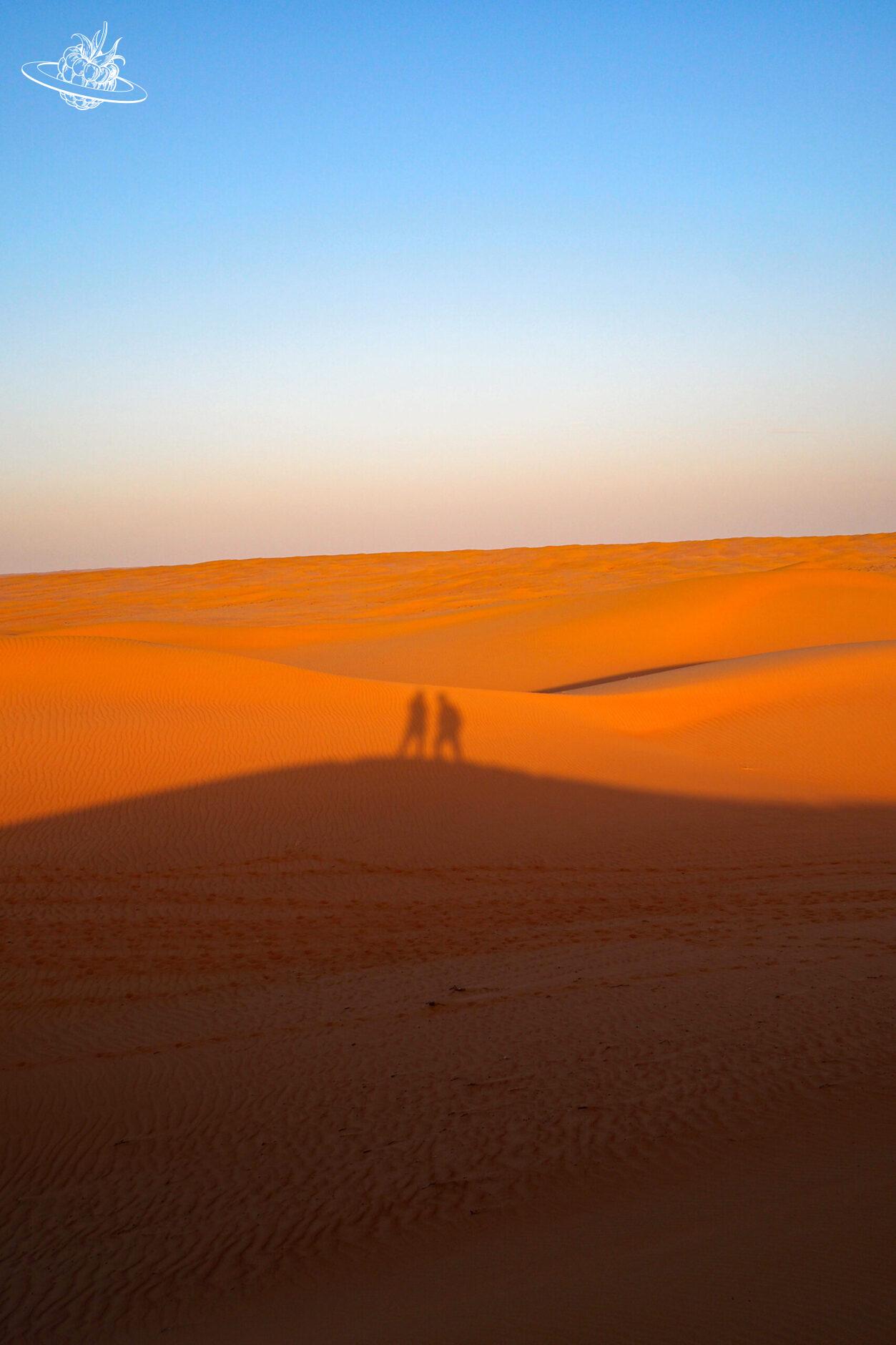 zwei menschen als schatten in der wüste