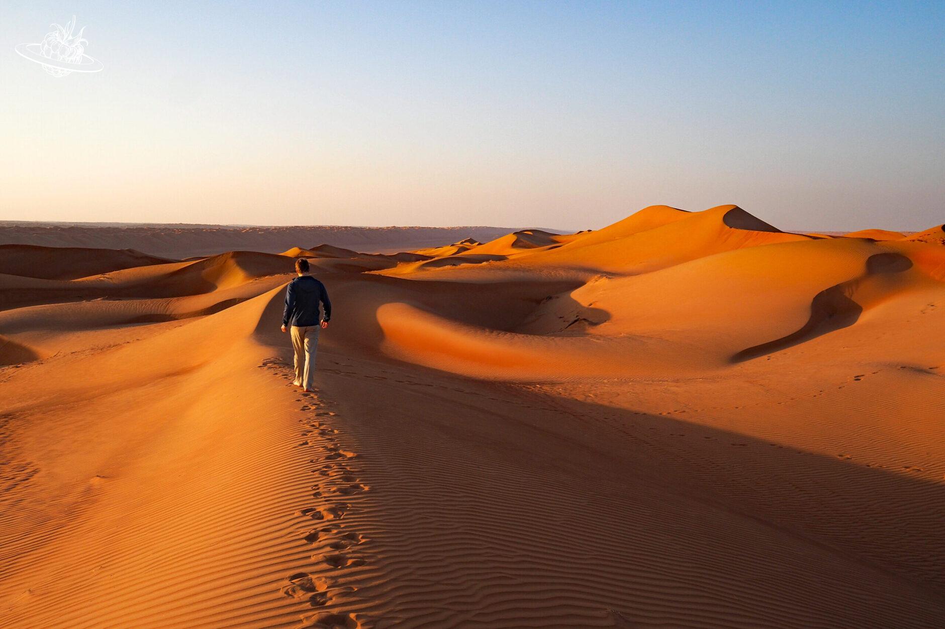 Mann in der Wüste am laufen