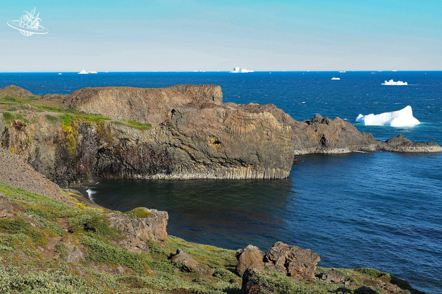 Disco-Insel-Klippen und im Hintergrund Eisberge und das Meer