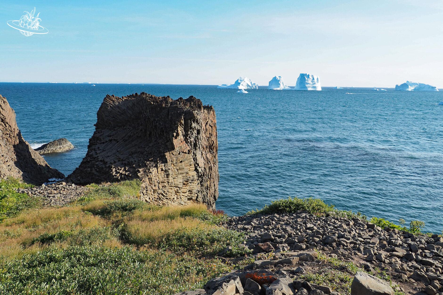 DiscoInsel-Klippen und im Hintergrund Eisberge und das Meer