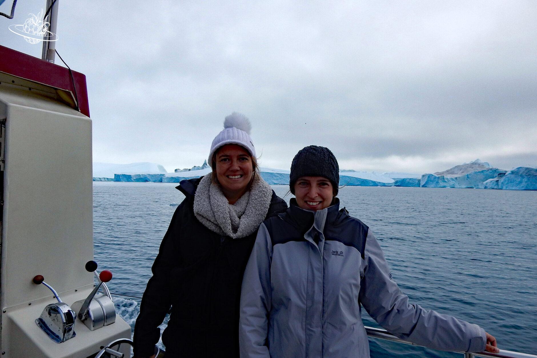2 Frauen auf dem Schiff und im Hintergrund das Meer und die Eisberge