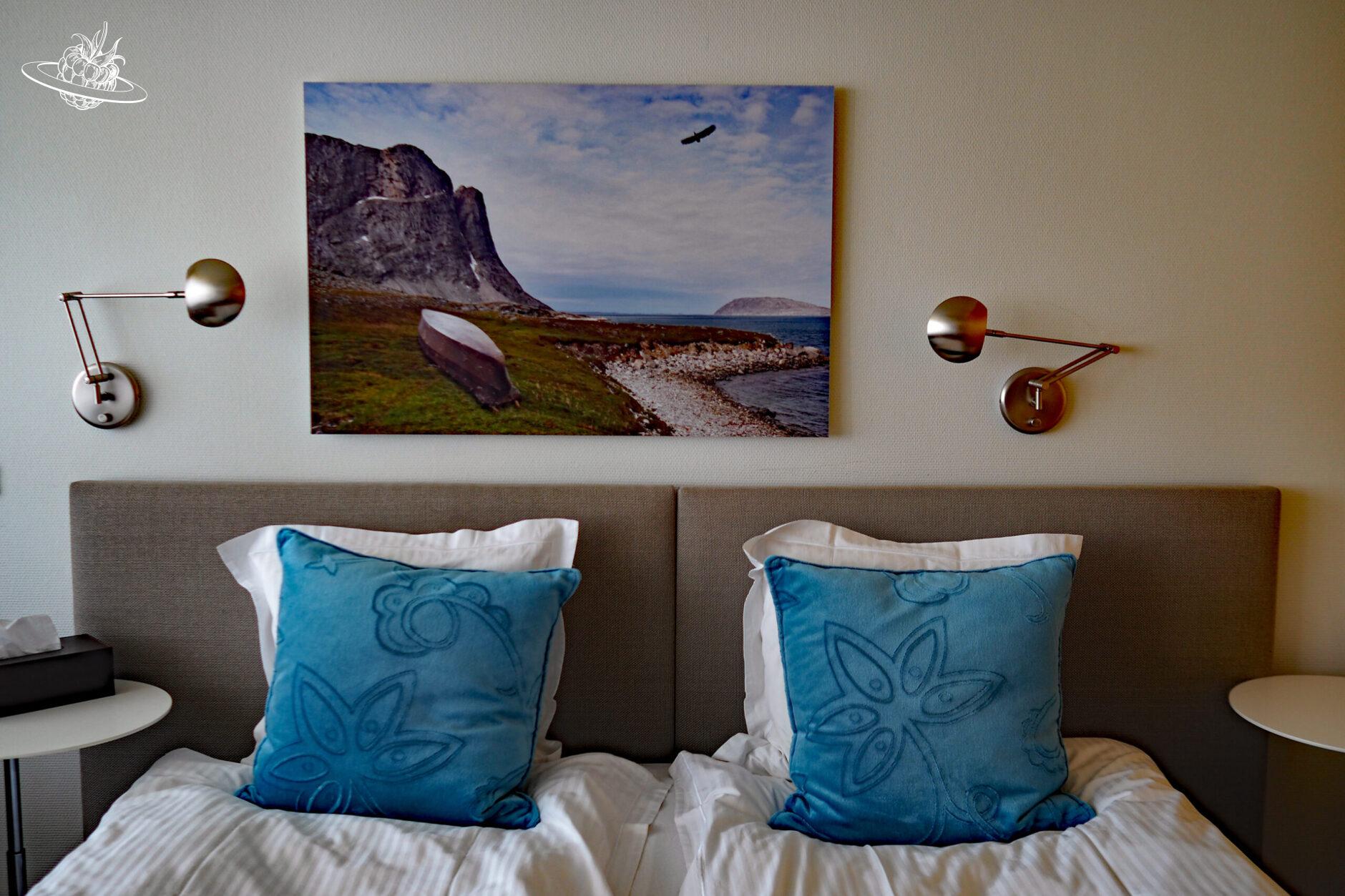 Doppelbett im Hotelzimmer Arctic und ein Bild hängt an der Wand