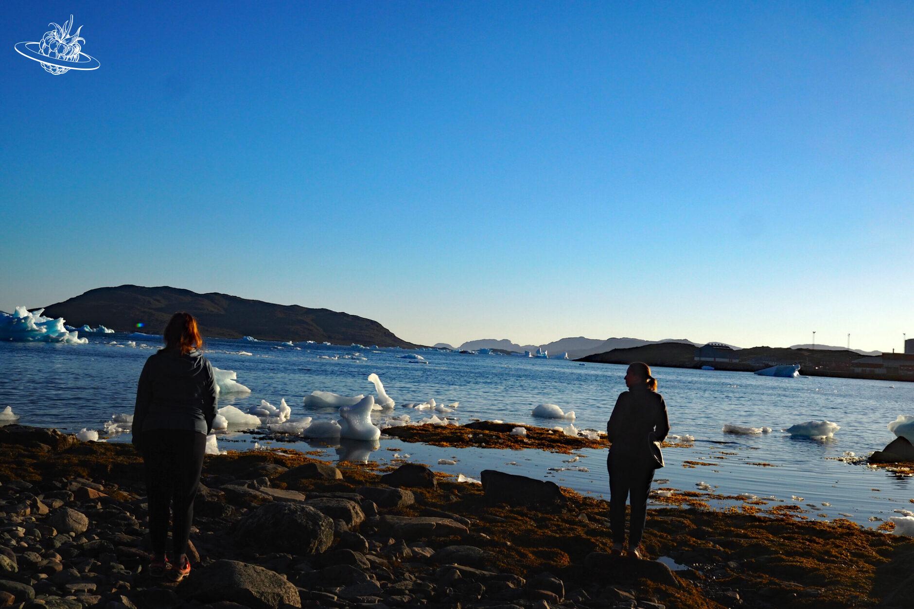2 Frauen am Meer bei Grönland in Narsaq