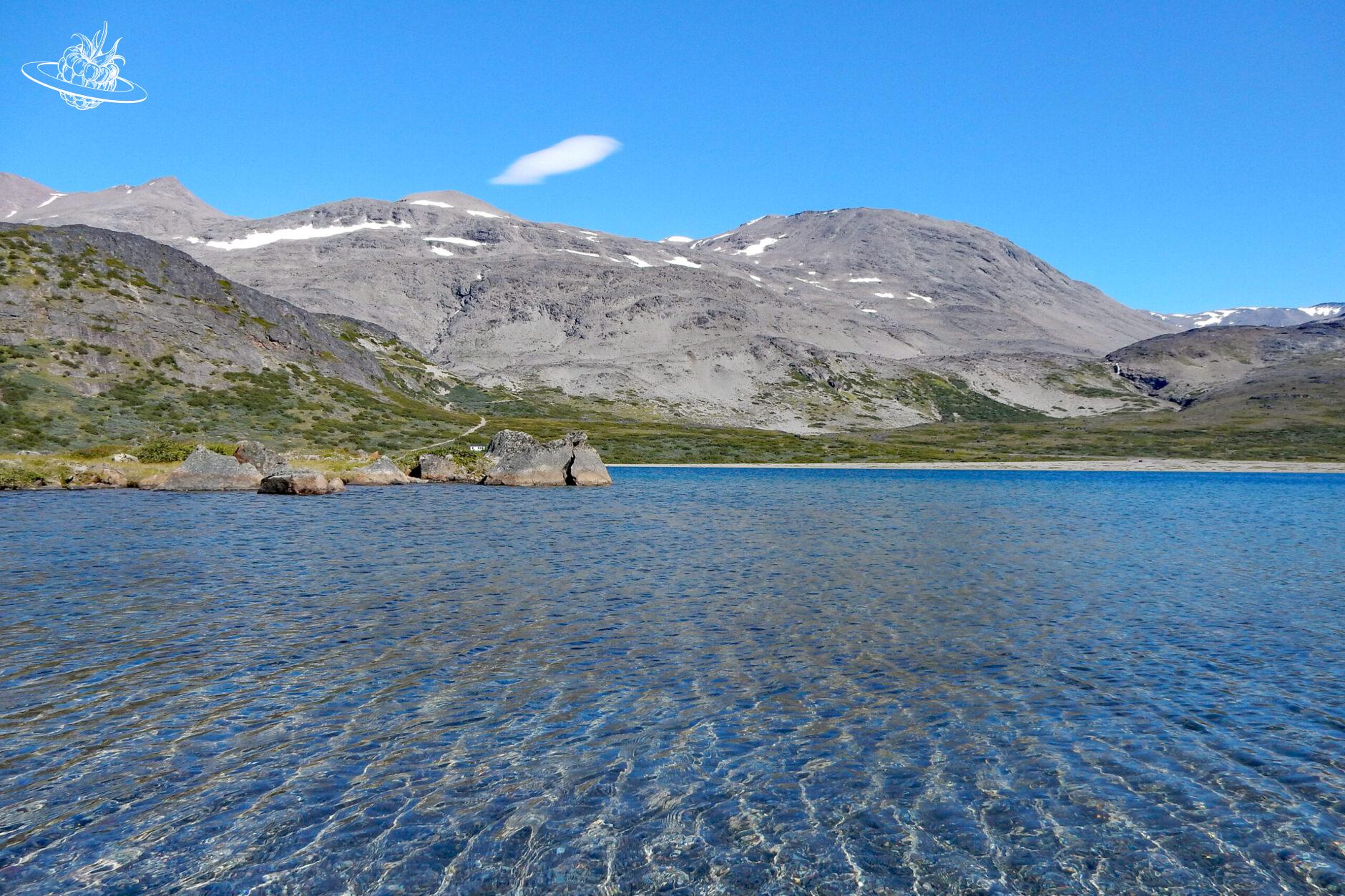 klarer See in Grönland und im Hintergrund Berge