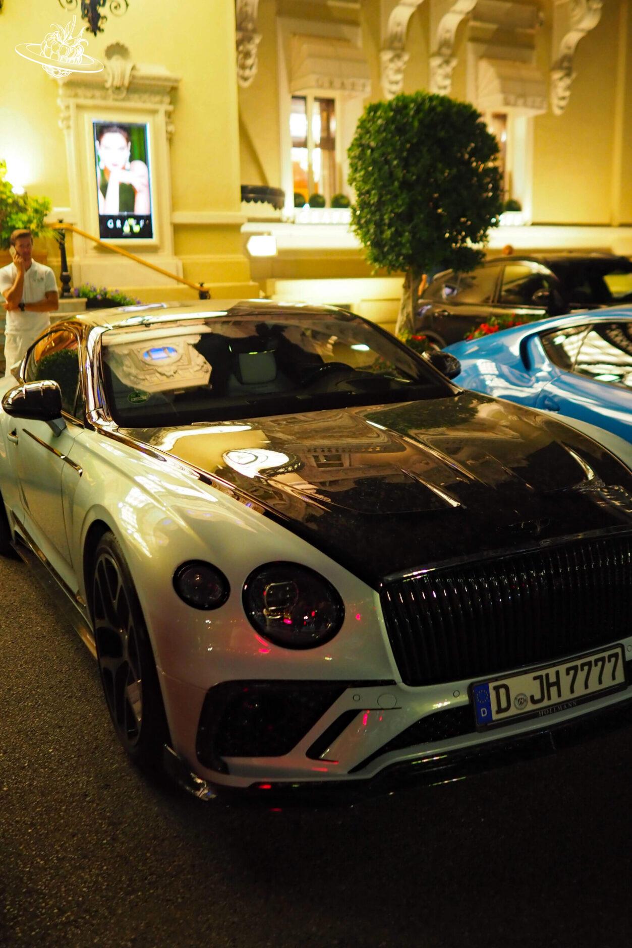 Luxusauto vor dem Casino in Monaco