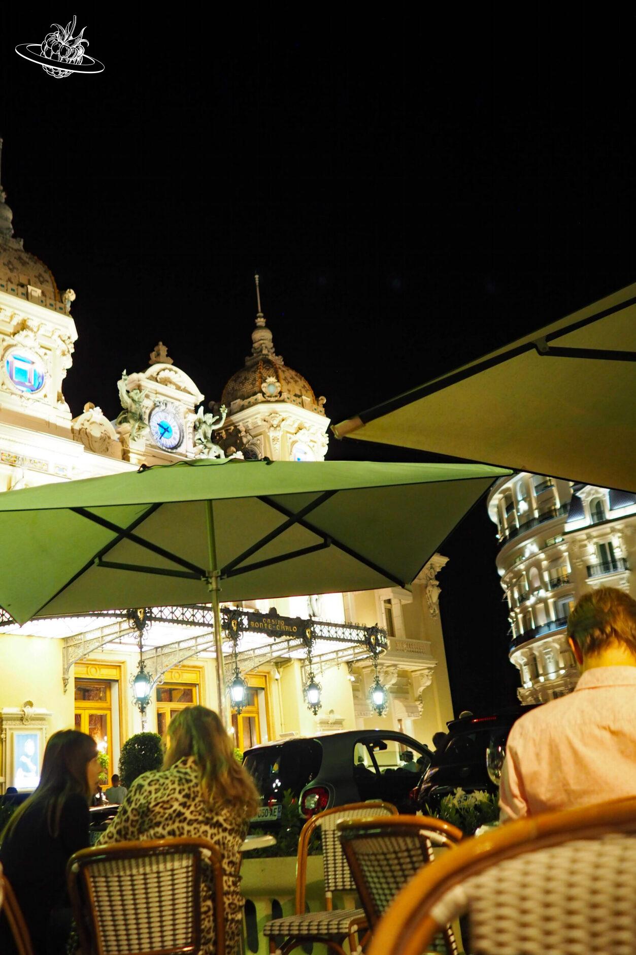 Ausblick vom Café du Paris aufs Casino in Monaco