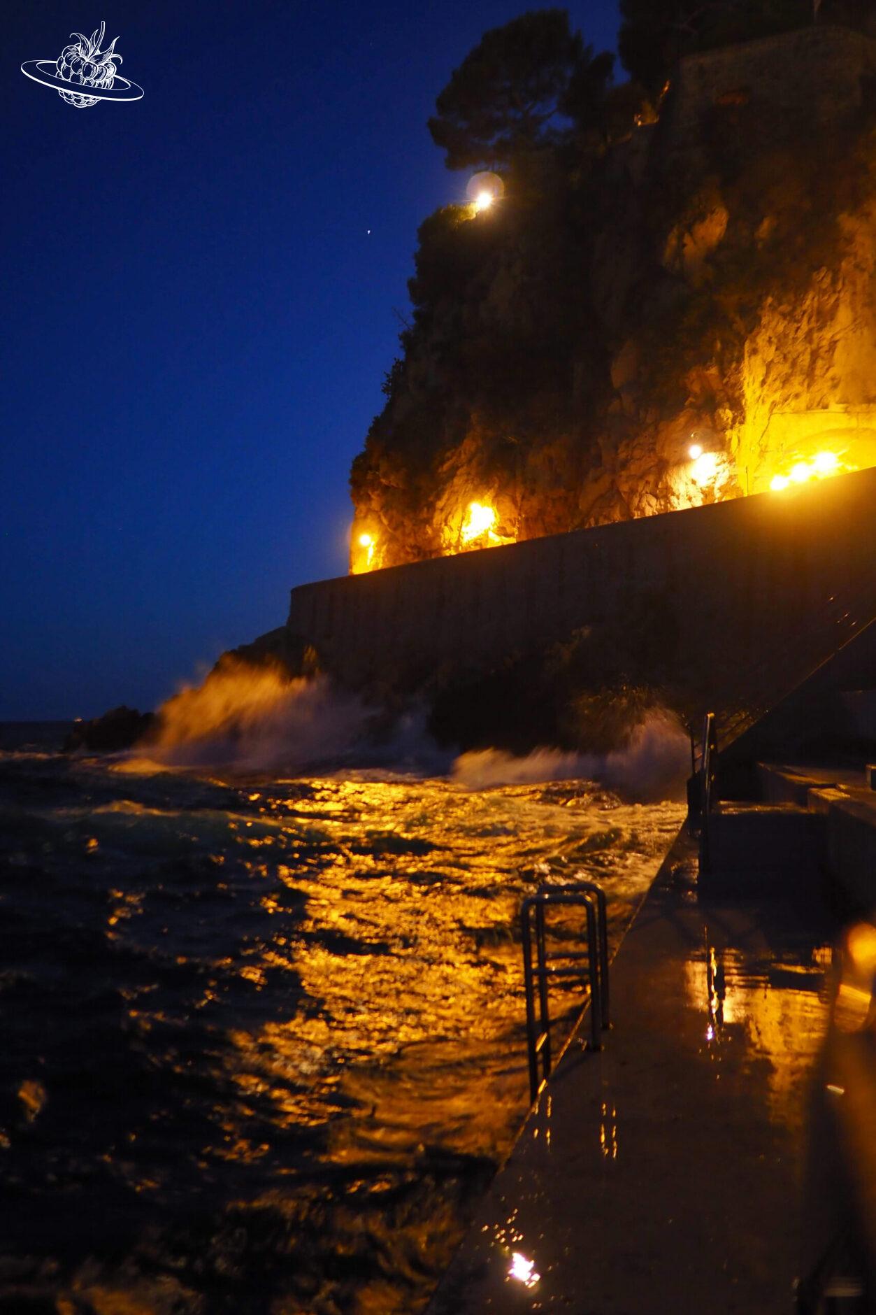 Brandung vom Meer in Monaco bei Nacht