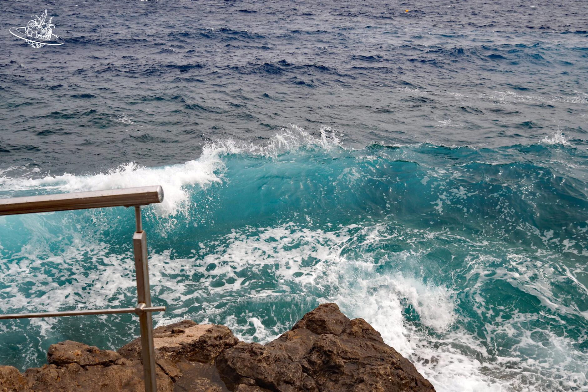 Brechende Wellen am Crique des Pêcheurs in Monaco