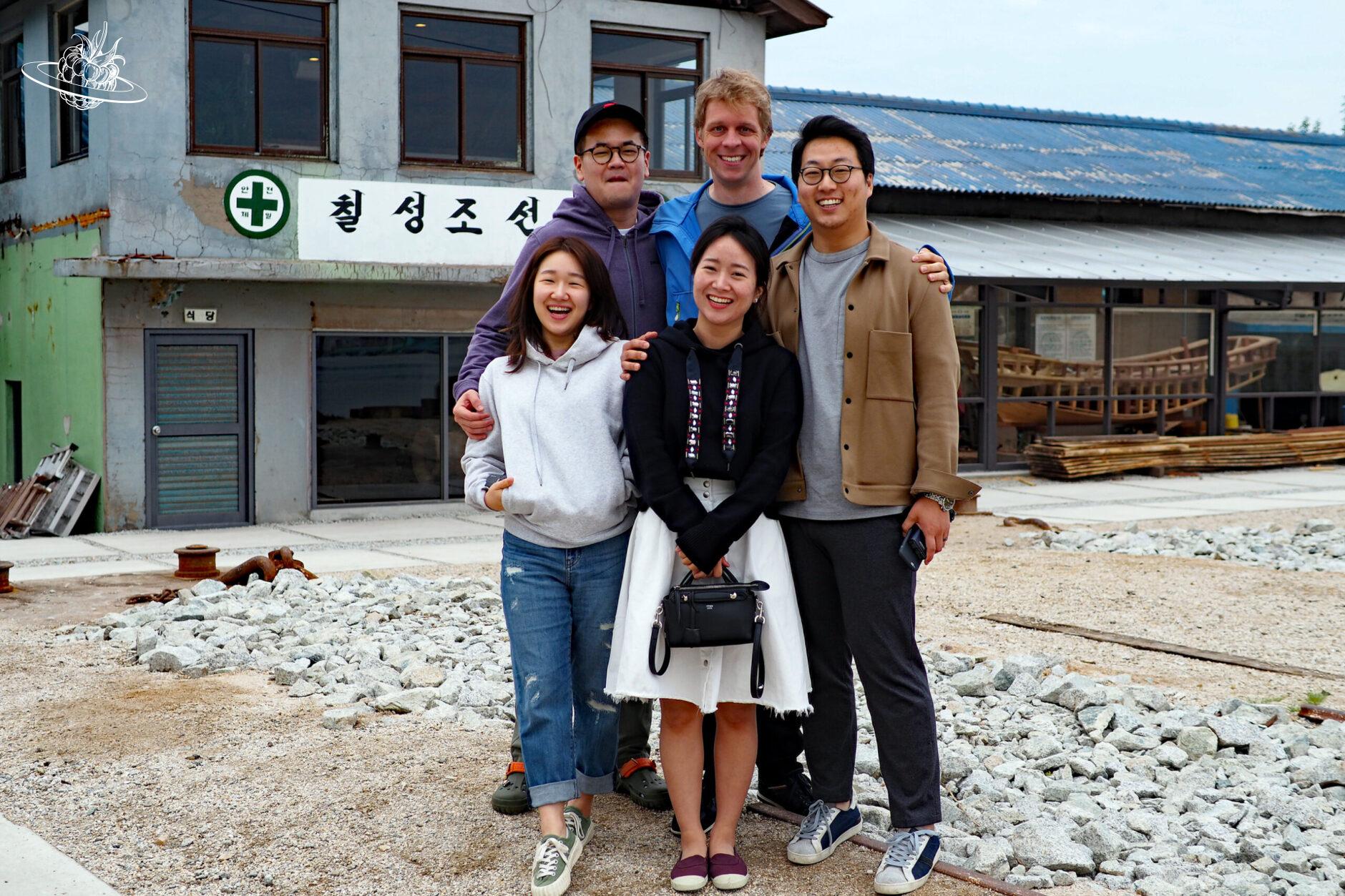 westlicher Mann mit 4 Koreaner vor einem suedkoreanischen Restaurant