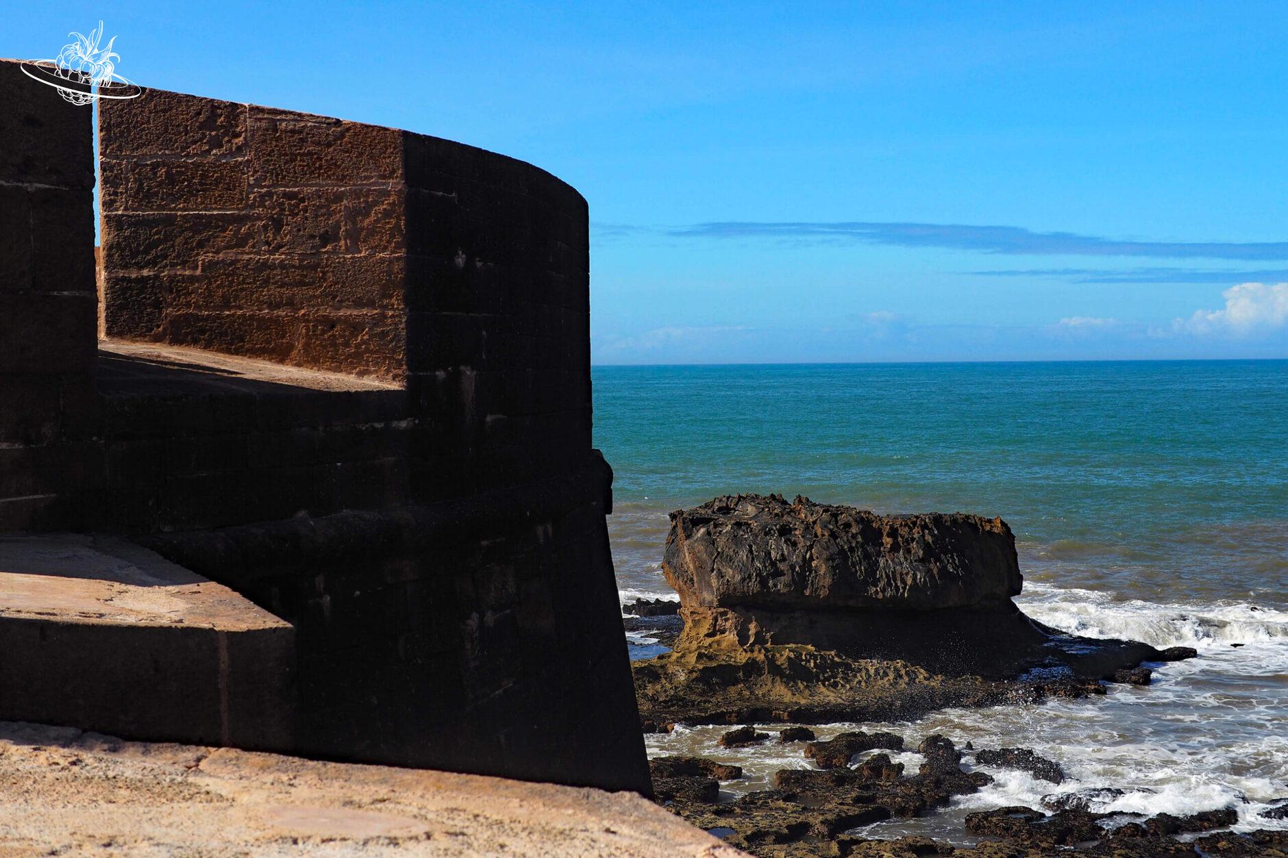 Burgmauer mit Meer im Hintergrund
