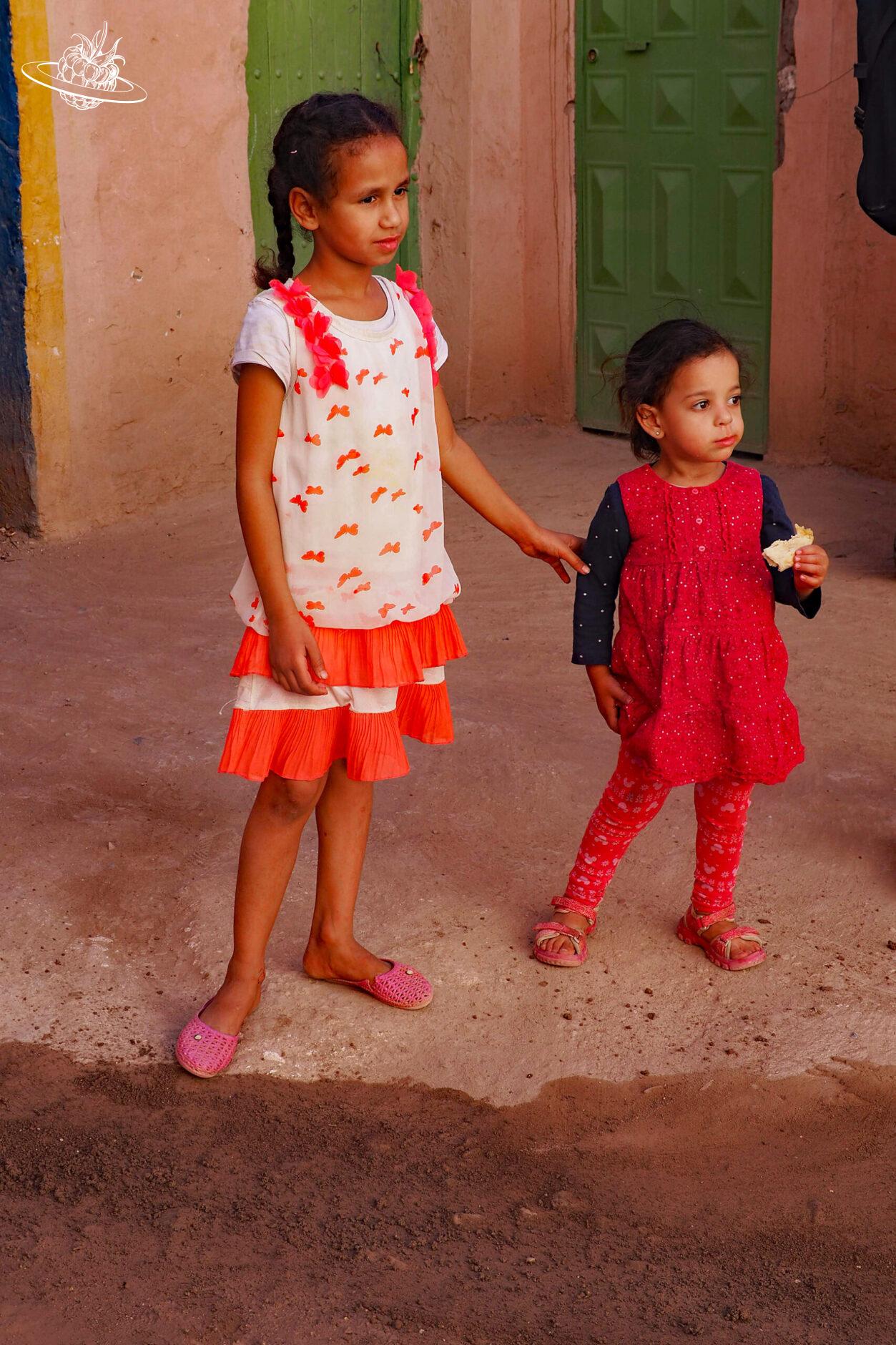 Zwei Mädchen in einem Dorf im Atlasgebirge
