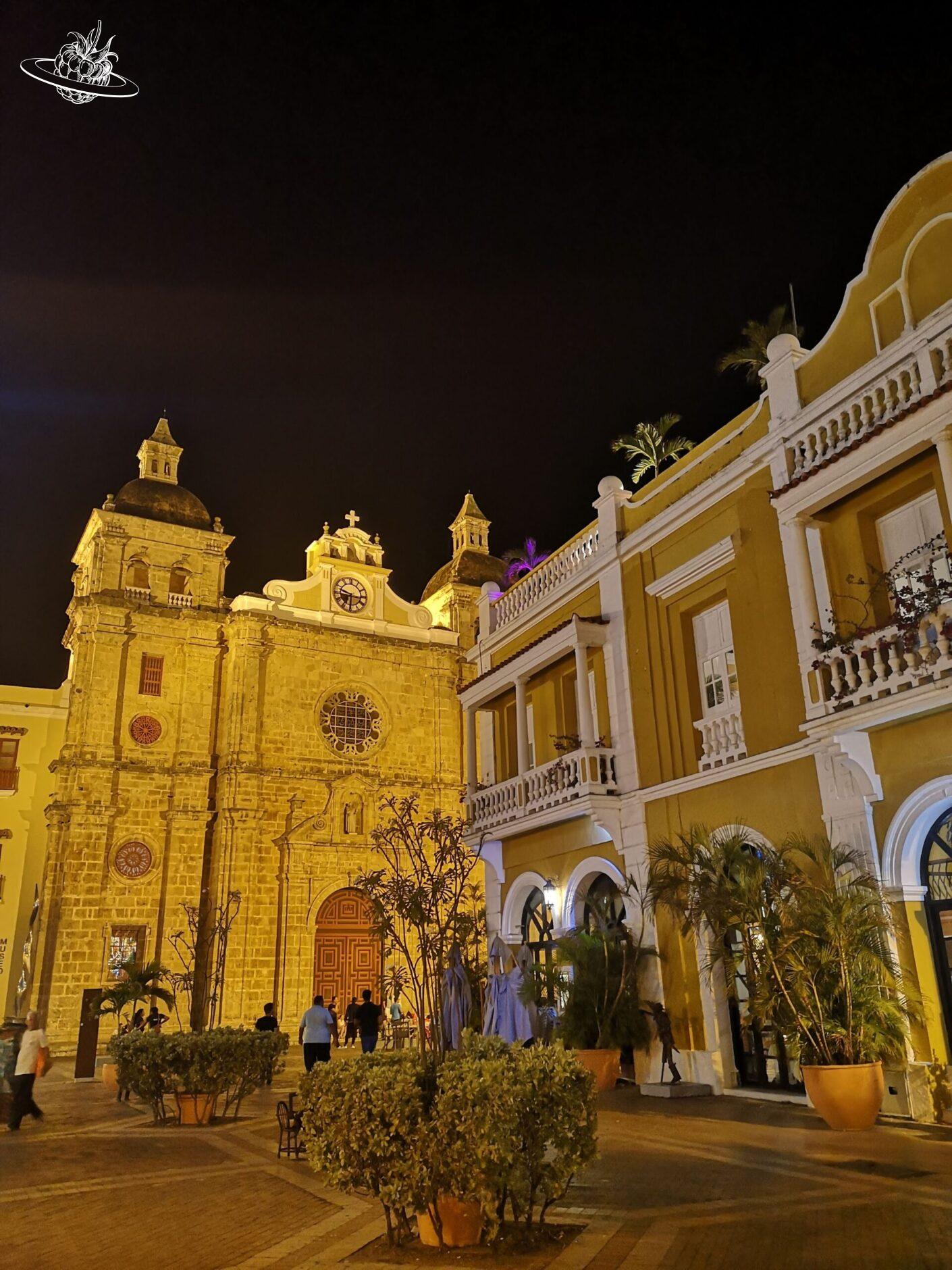 Platz mit einer Kirche und einem gelben Haus