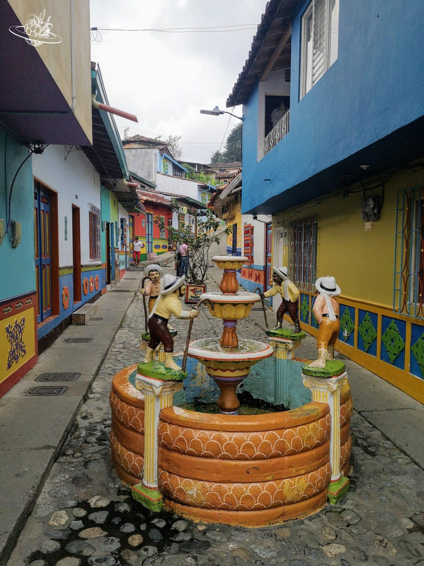 Farbiger Brunnen mit kleinen Figuren darauf