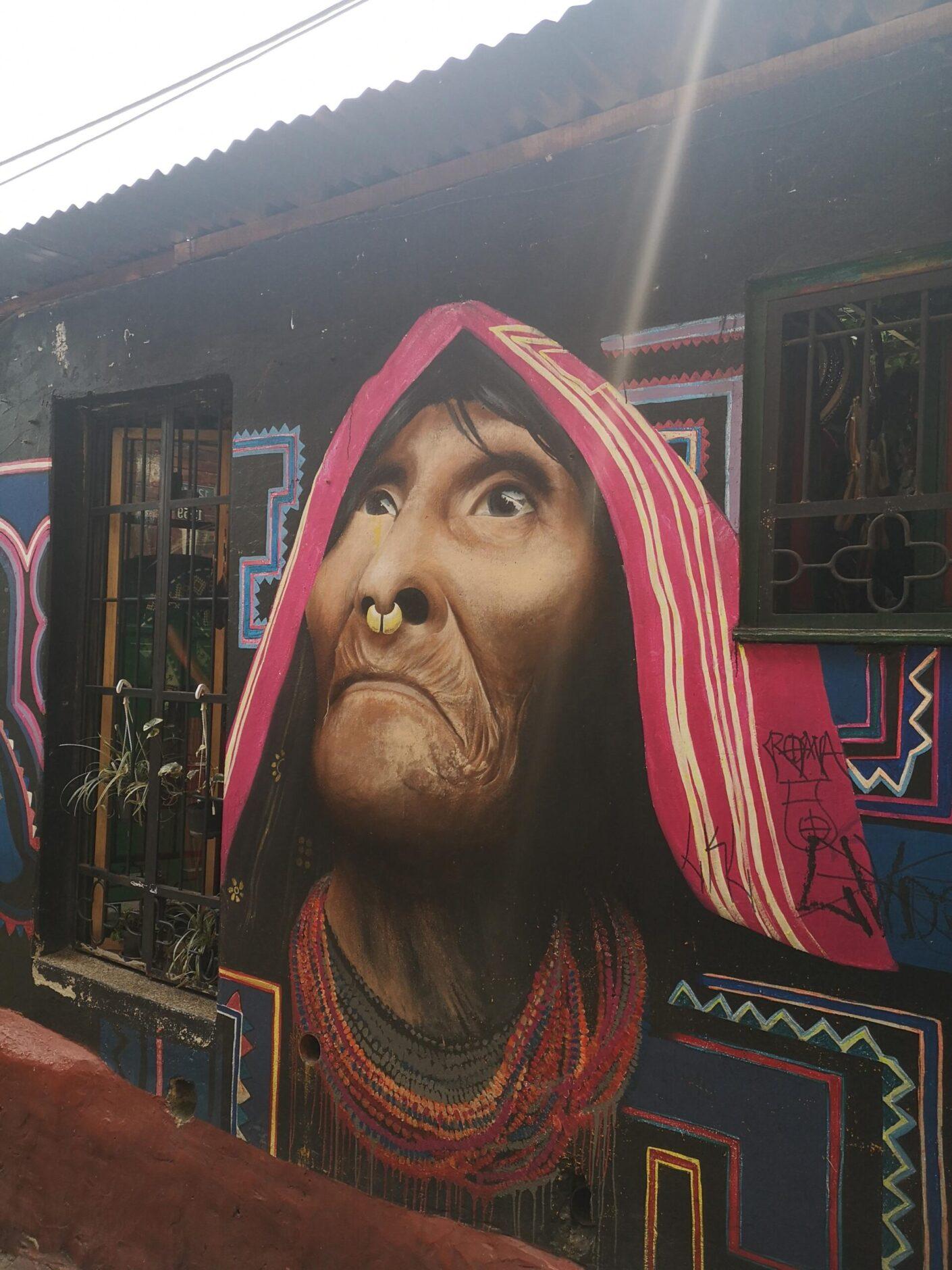 Graffiti an einer Hauswand, welches eine einheimische Frau zeigt