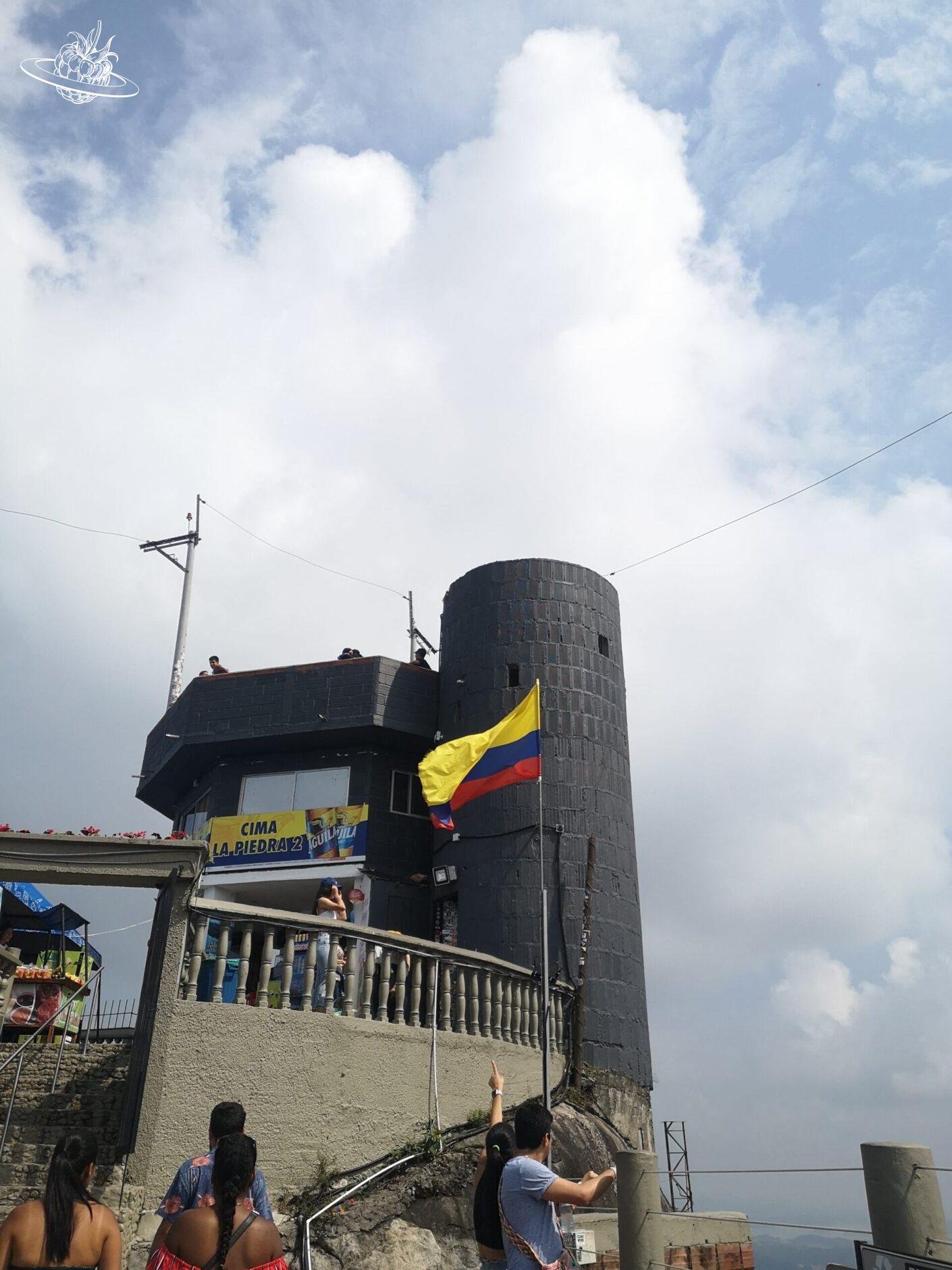 Aussichtsplattform mit Kolumbianischer Flagge