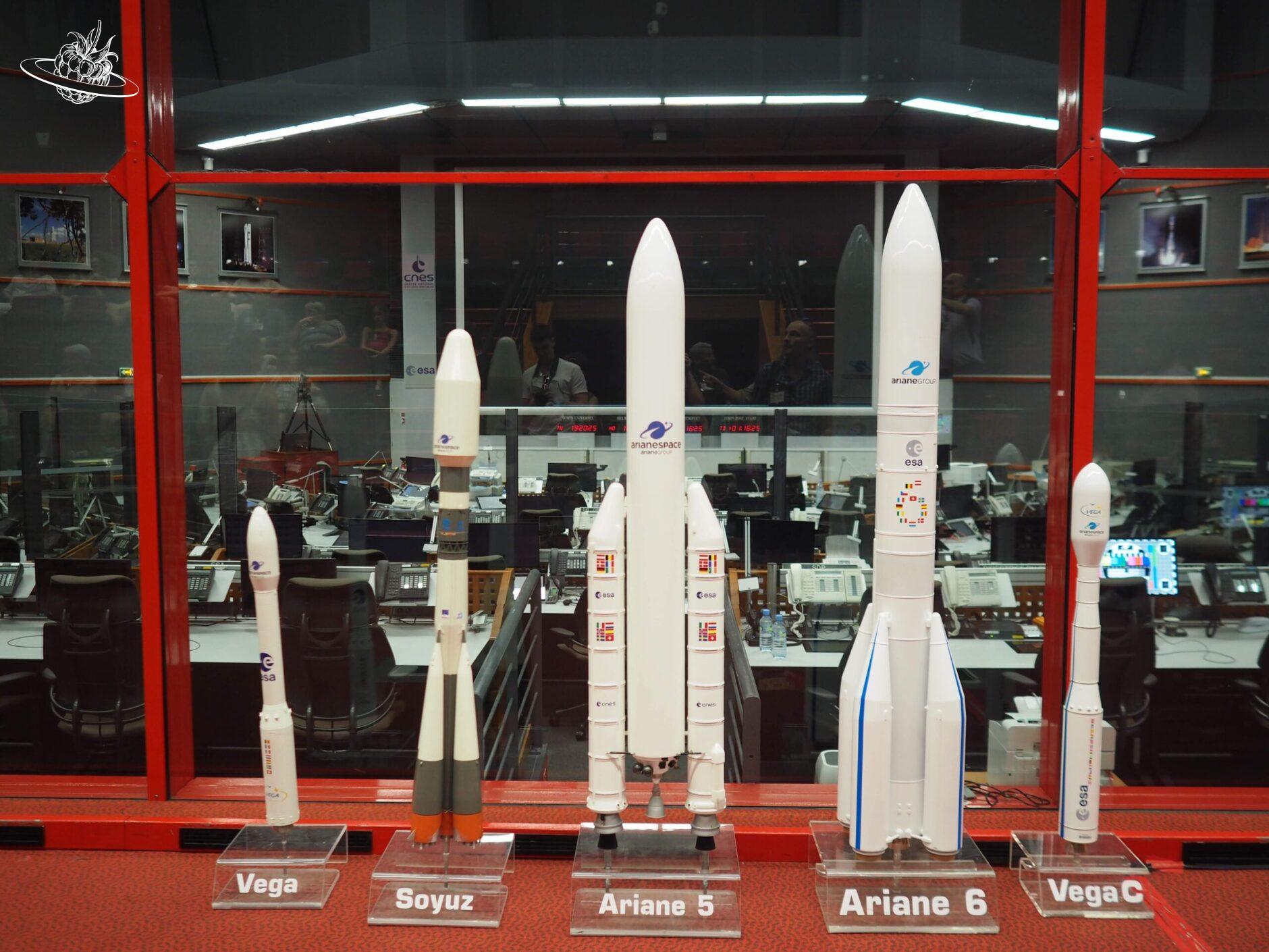 Modelle von fünf Raketen