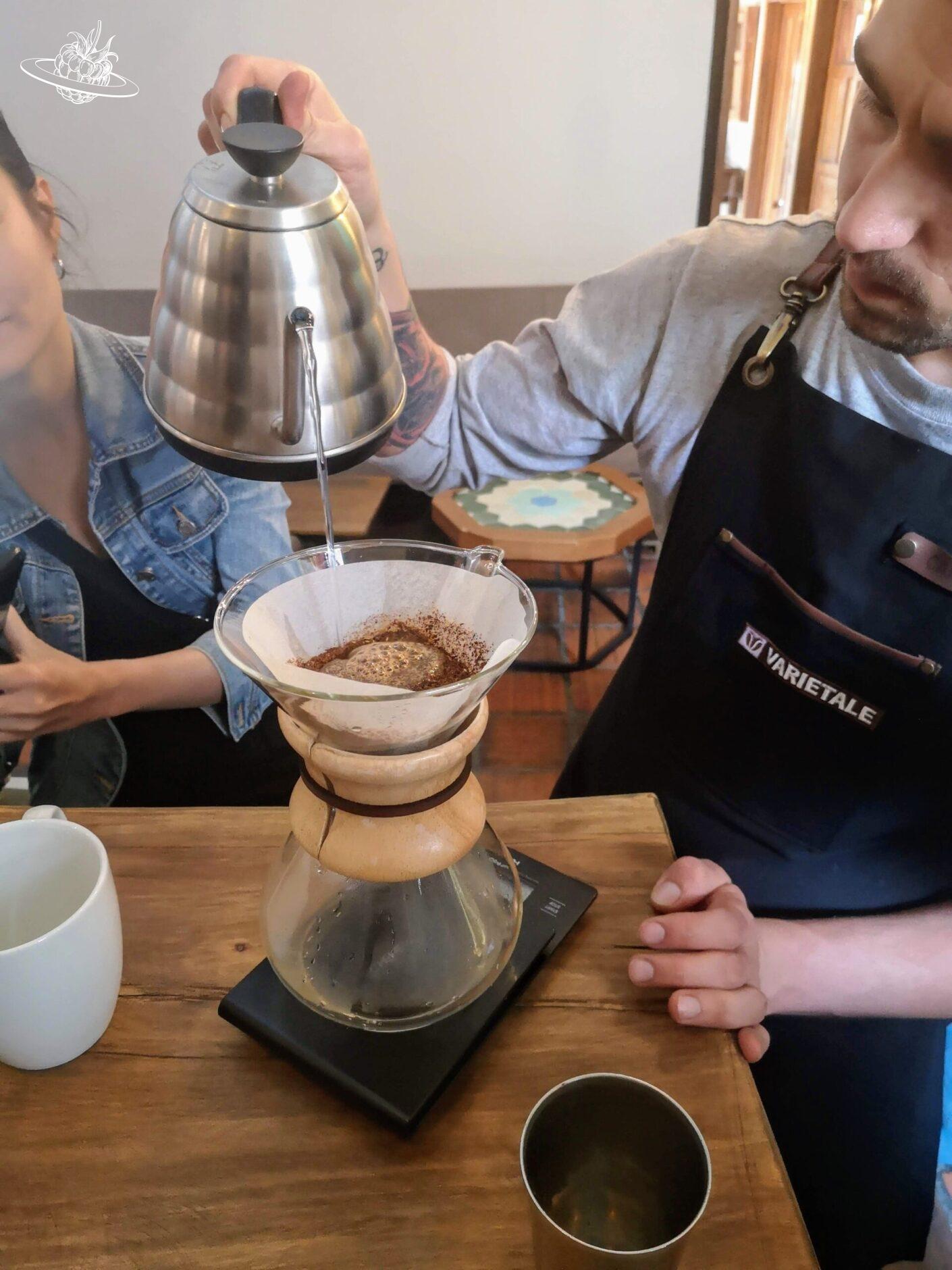 Mann giesst Wasser in den Filerkaffee