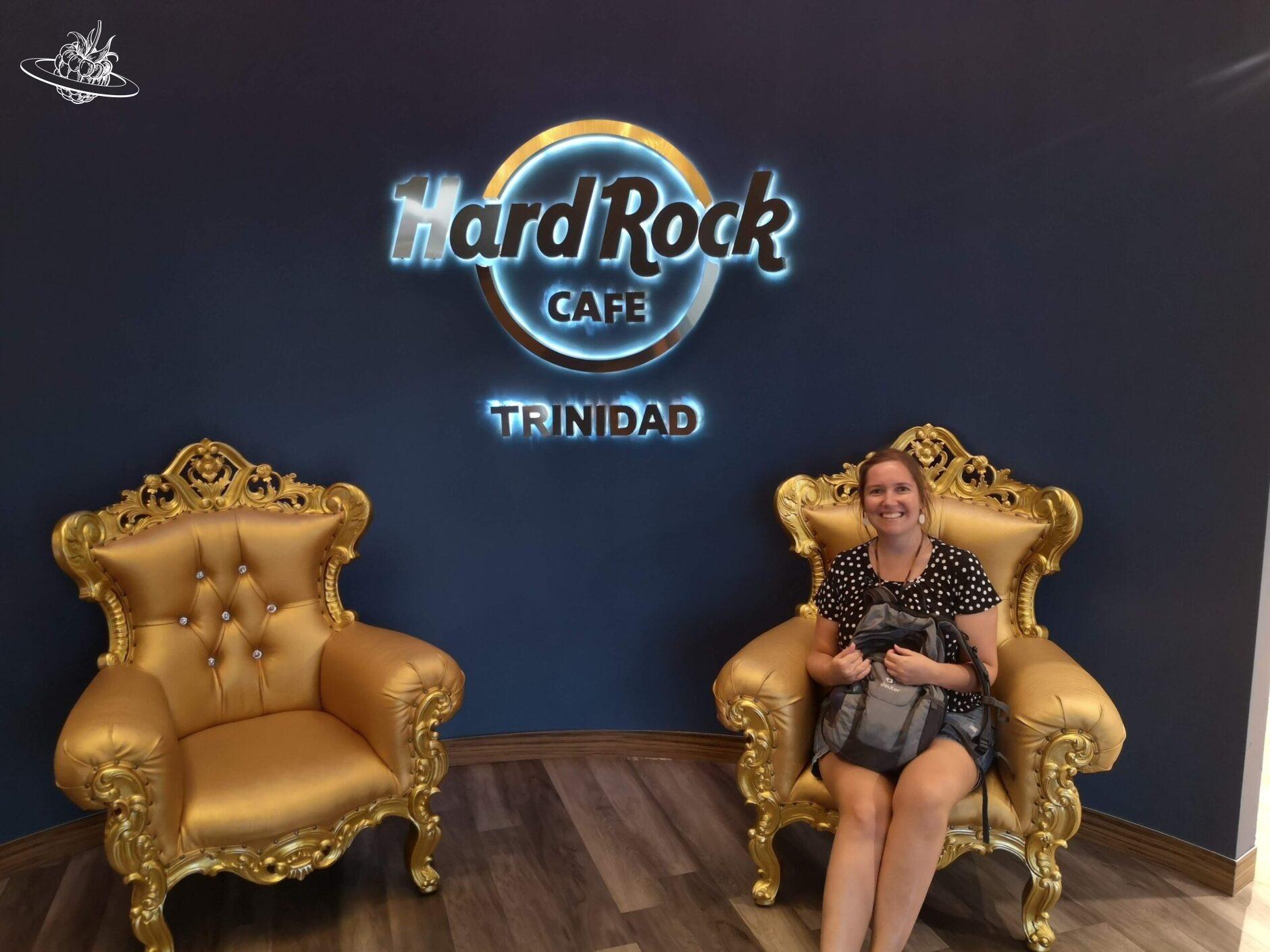 Andrea vor dem Logo des Hard Rock Cafés