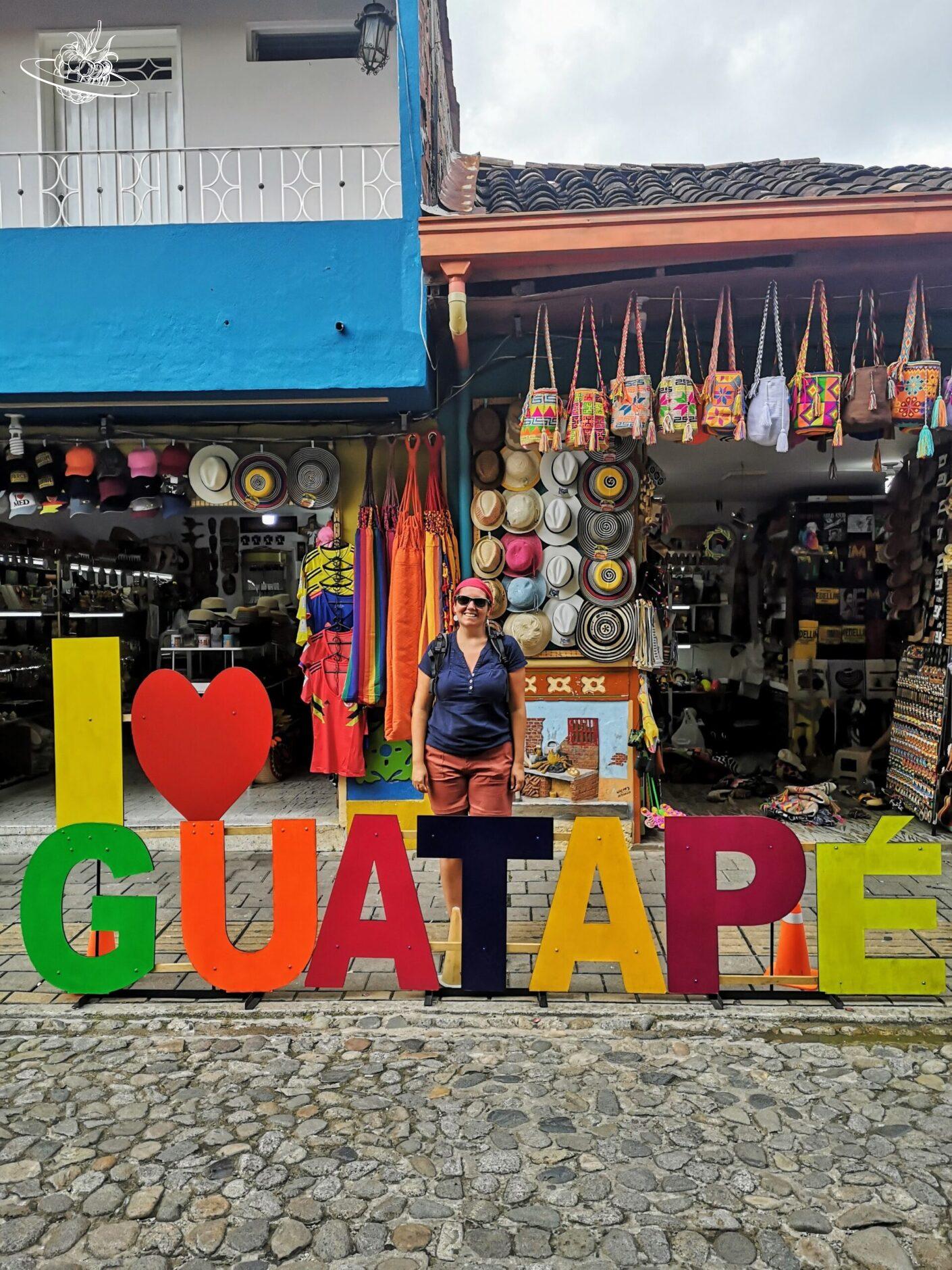 Andrea hinter einem I love Guatapé-Schild