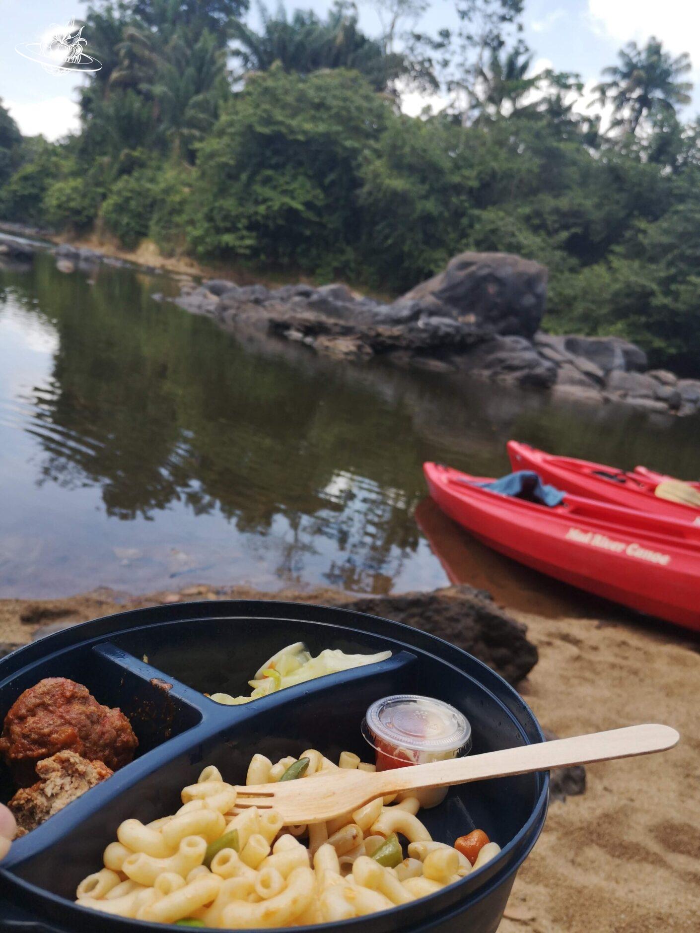 Mittagessen mit Fluss und Kajak im Hintergrund