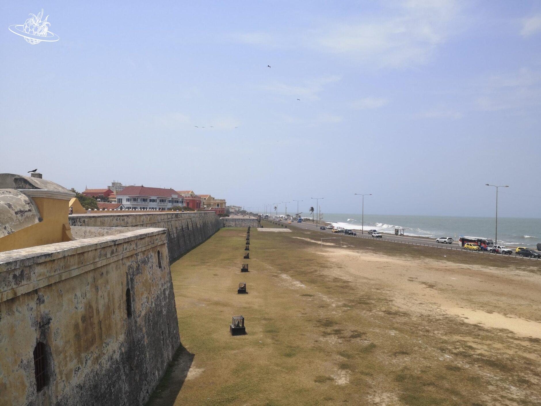 Stadtmauer mit vorgelagertem Meer