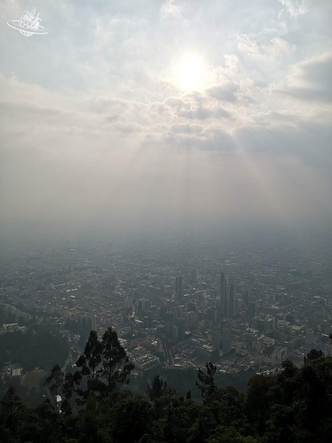 Blick über die Stadt Bogota mit spektakulärer Sonneneinstrahlung
