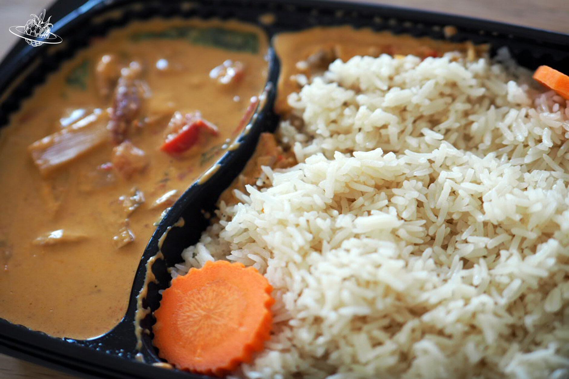 Thailändisches Essen mit Reis und Rotem Curry und Fleisch