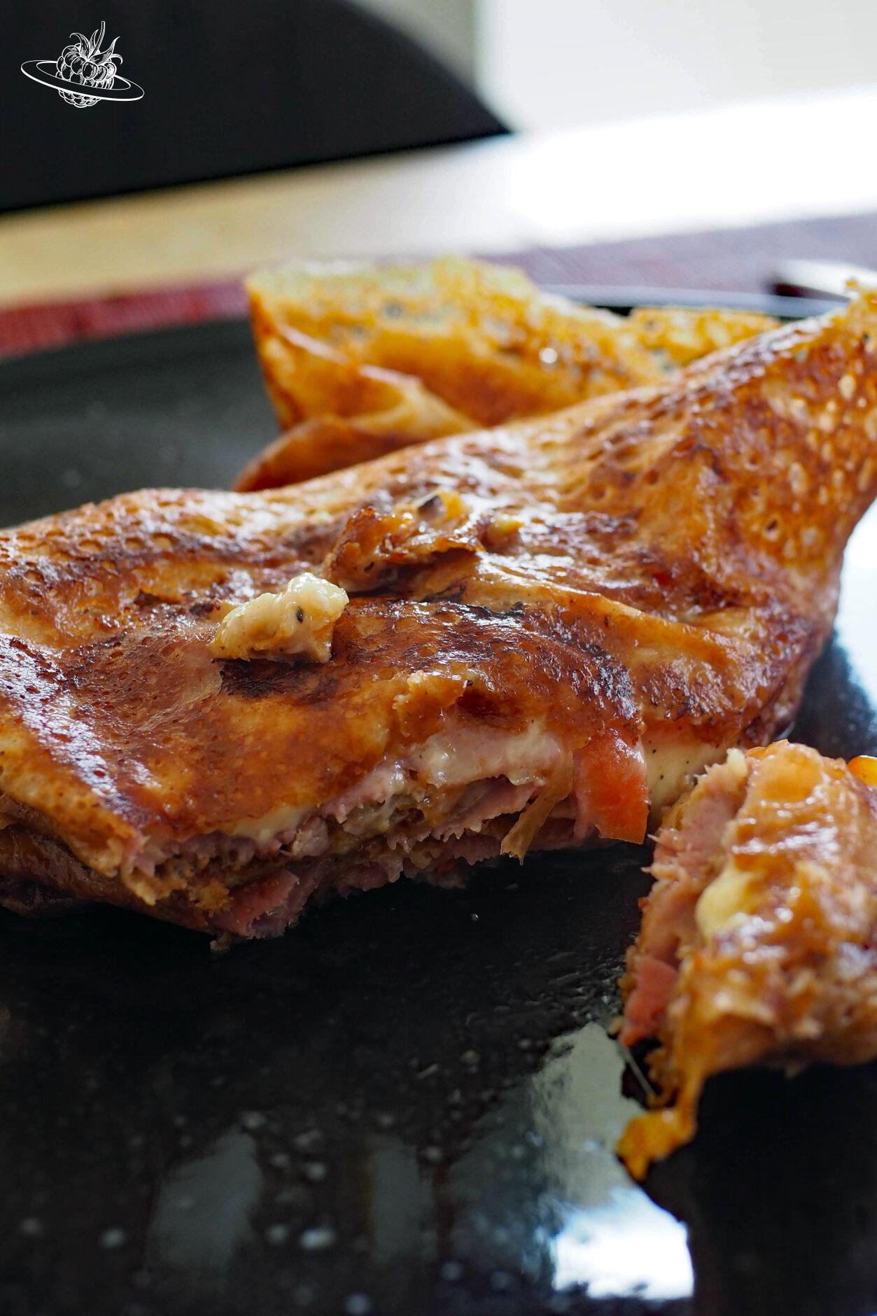 Crepe aus der Creperie mit Schinken und Raclette