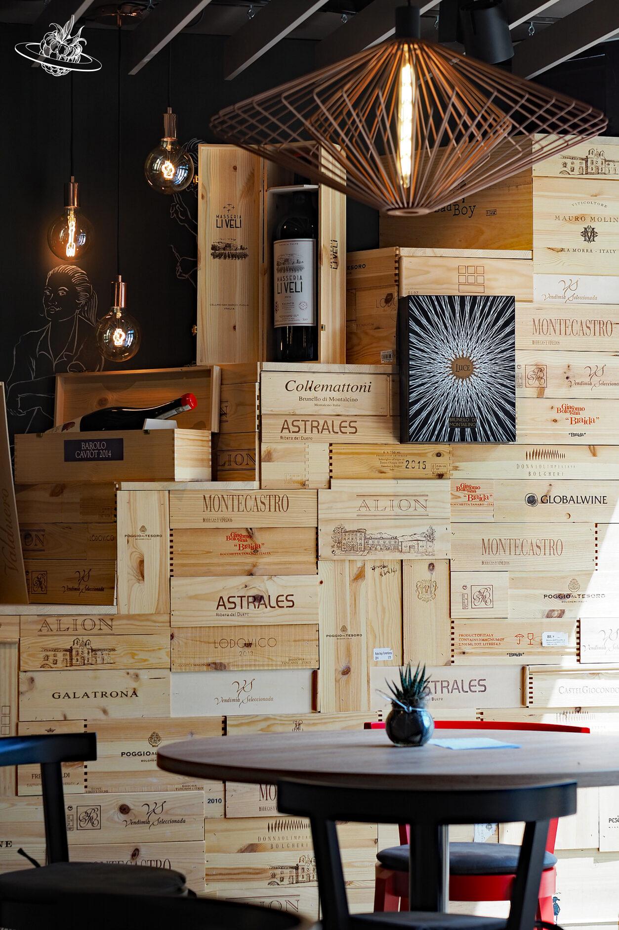 Aus alten Weinkisten dekorierte Wand