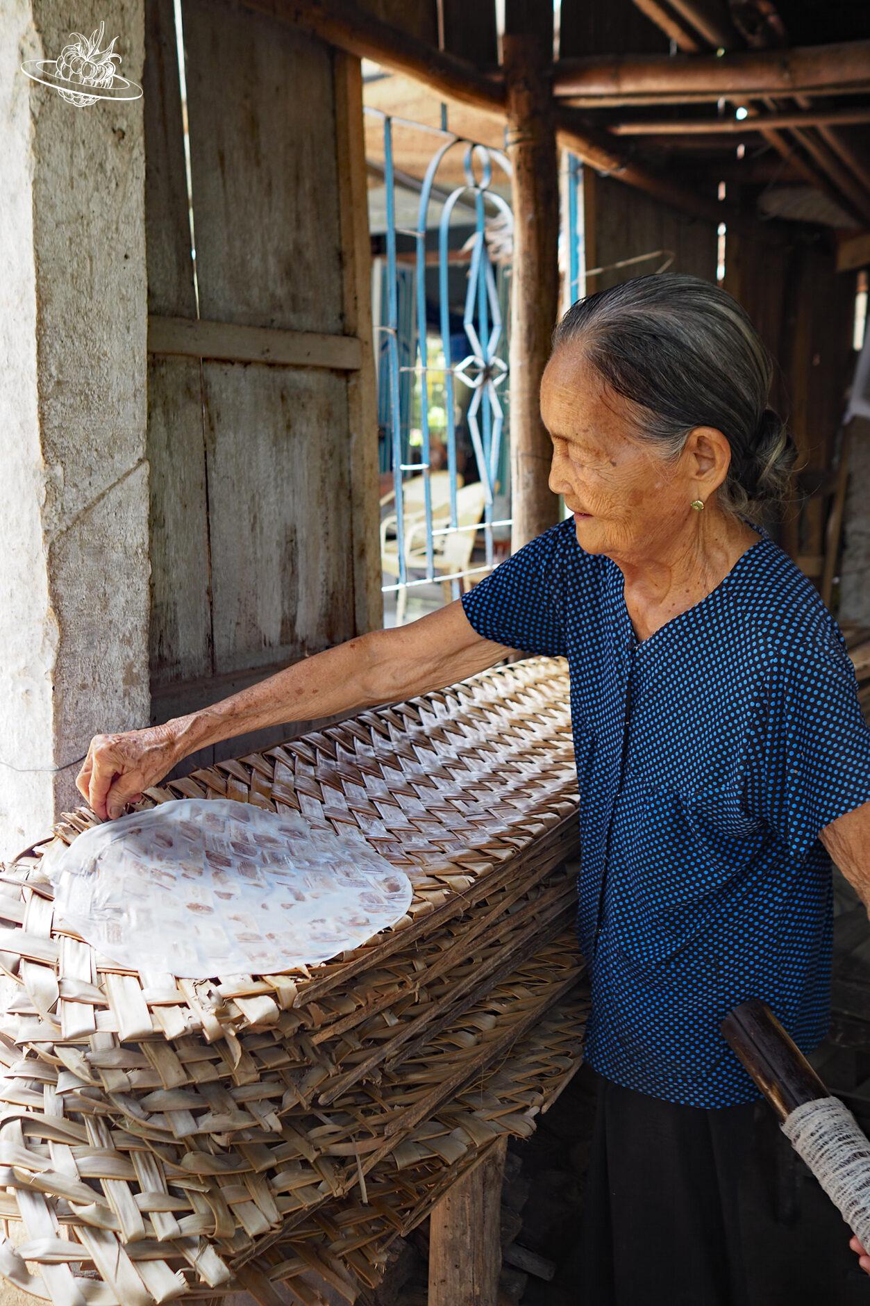 Eine Frau macht Reispapier