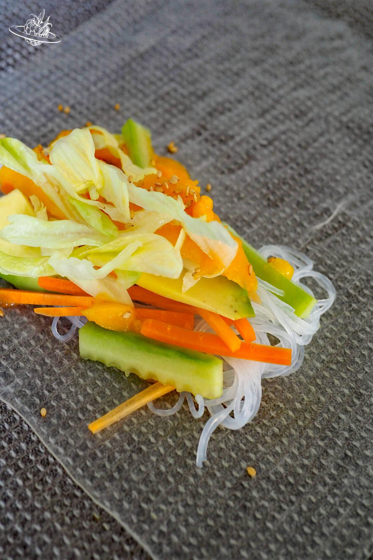 Vorbereitung vietnamesische Sommerrollen auf Reispapier