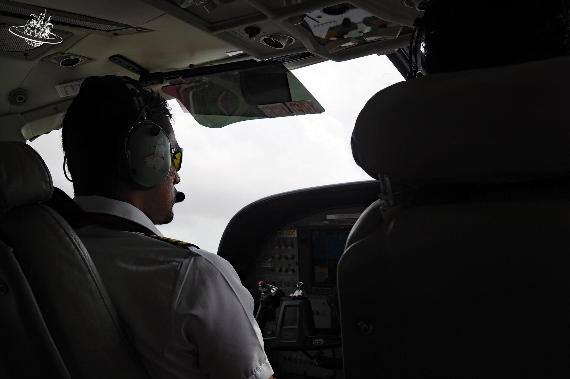 Kleinflugzeug in Guyana - Direkt hinter dem Pilot