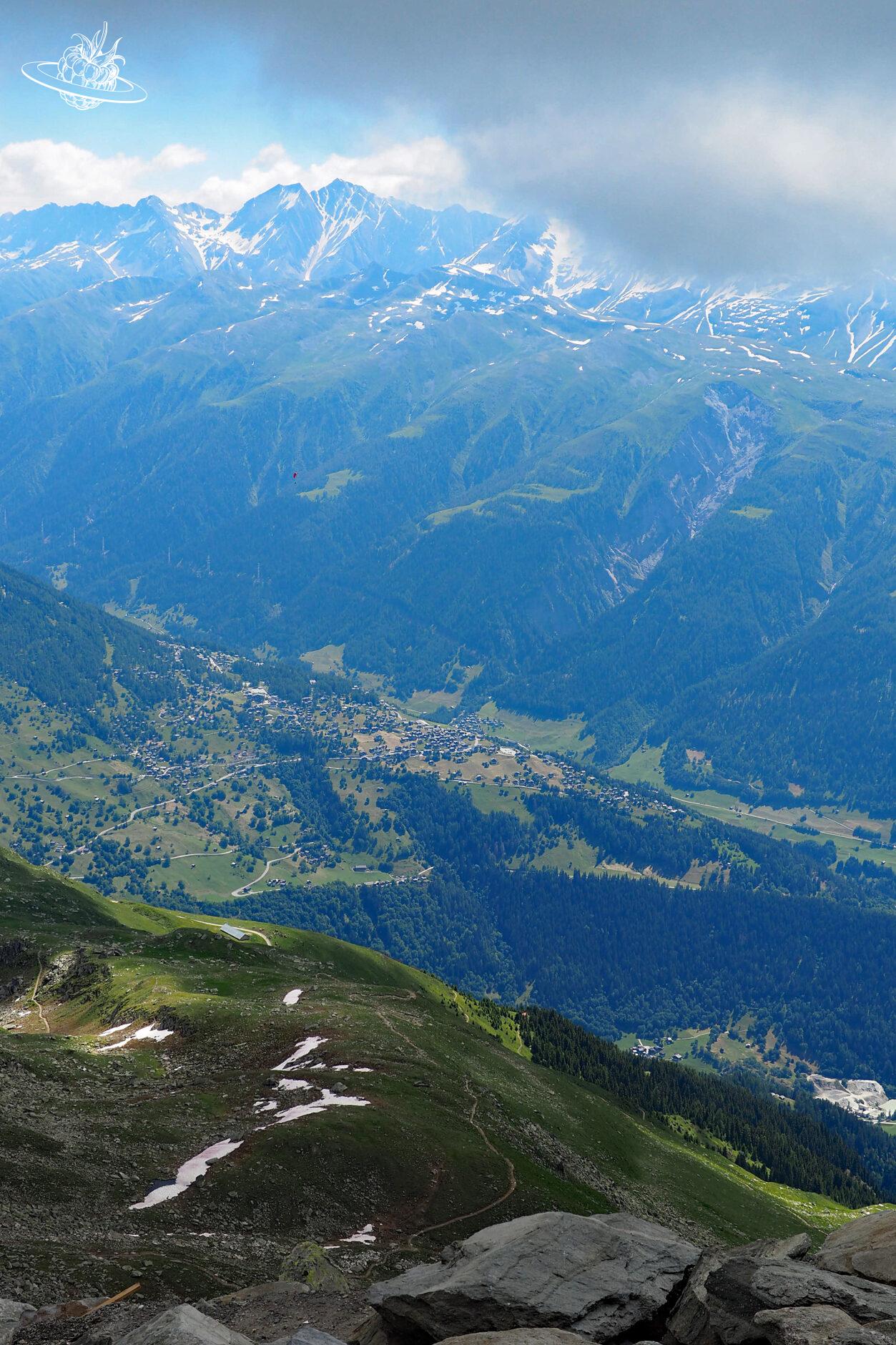 Aussicht ins Goms mit Bergkette im Hintergrund
