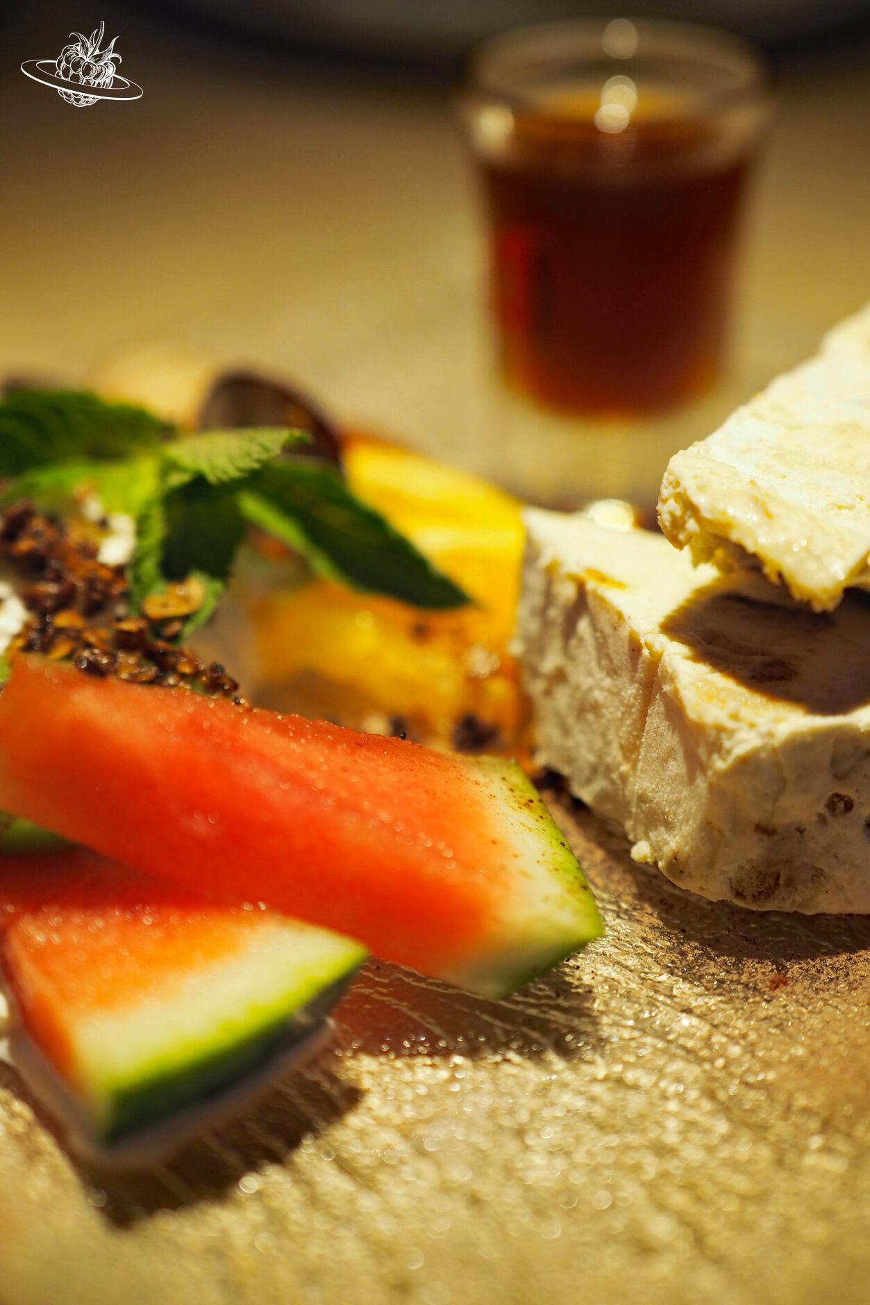 Ein Biberliparfait mit Wassermelonen als Dekoration