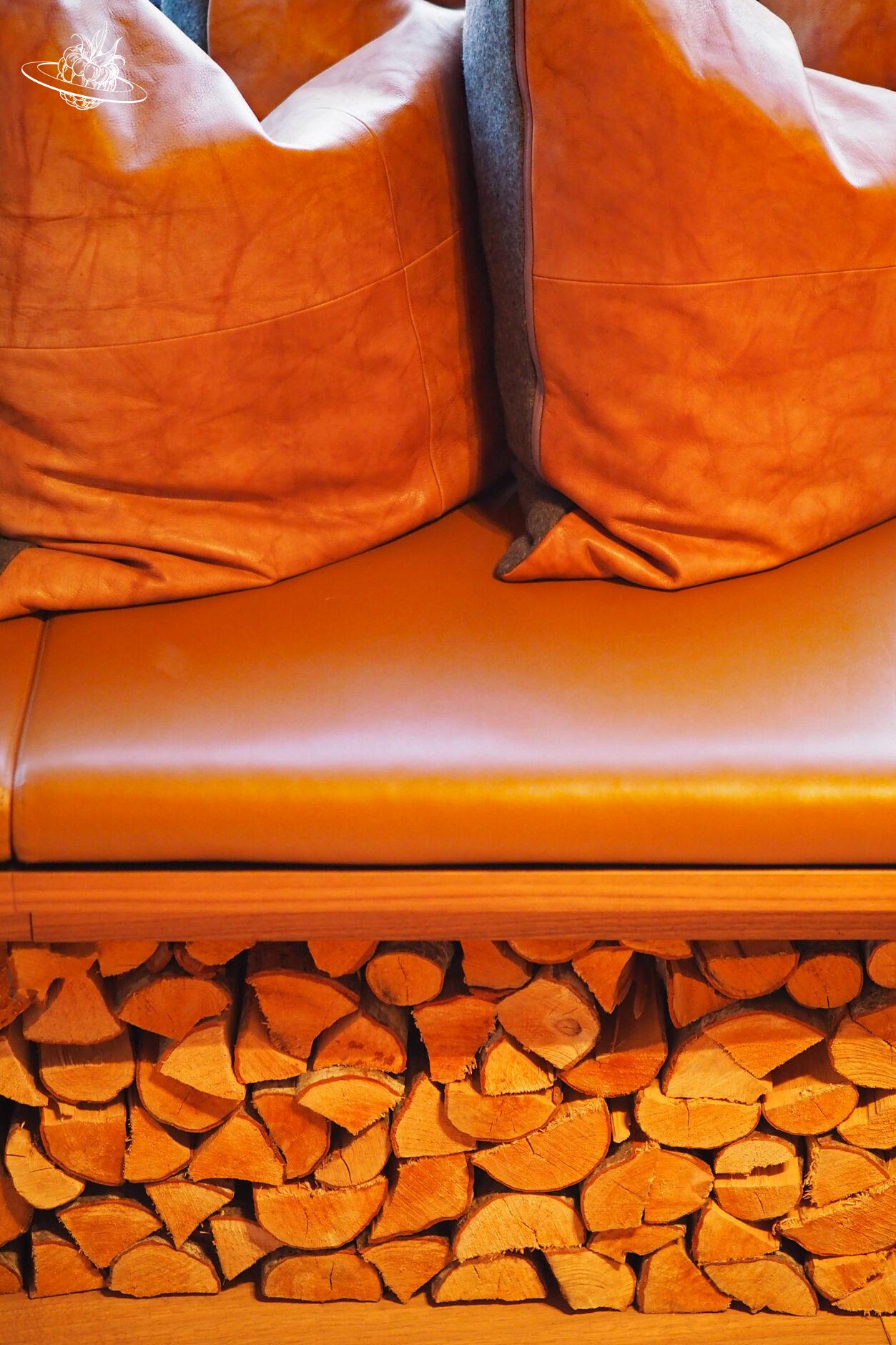Braune Lederkissen auf einem Sofa