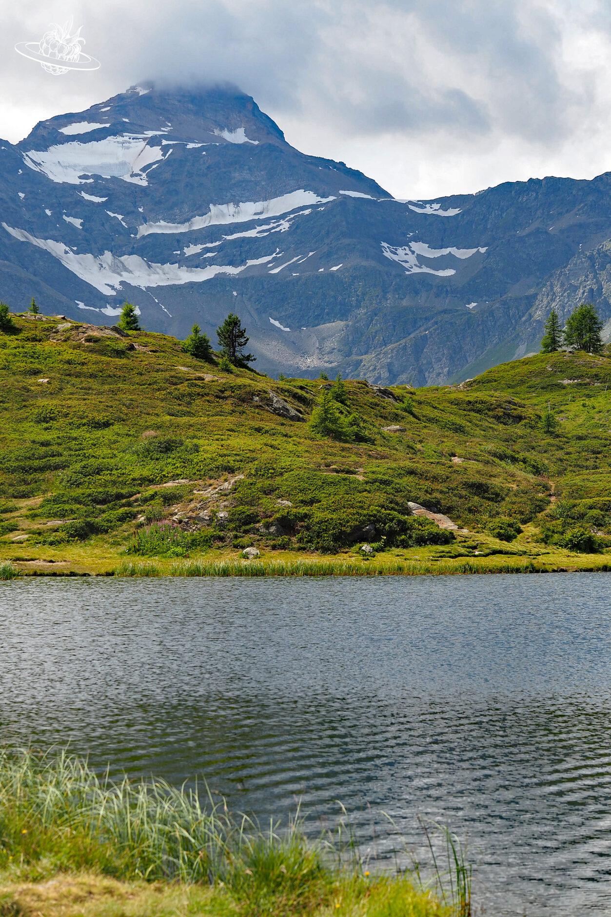 See mit hohem Berg im Hintergrund