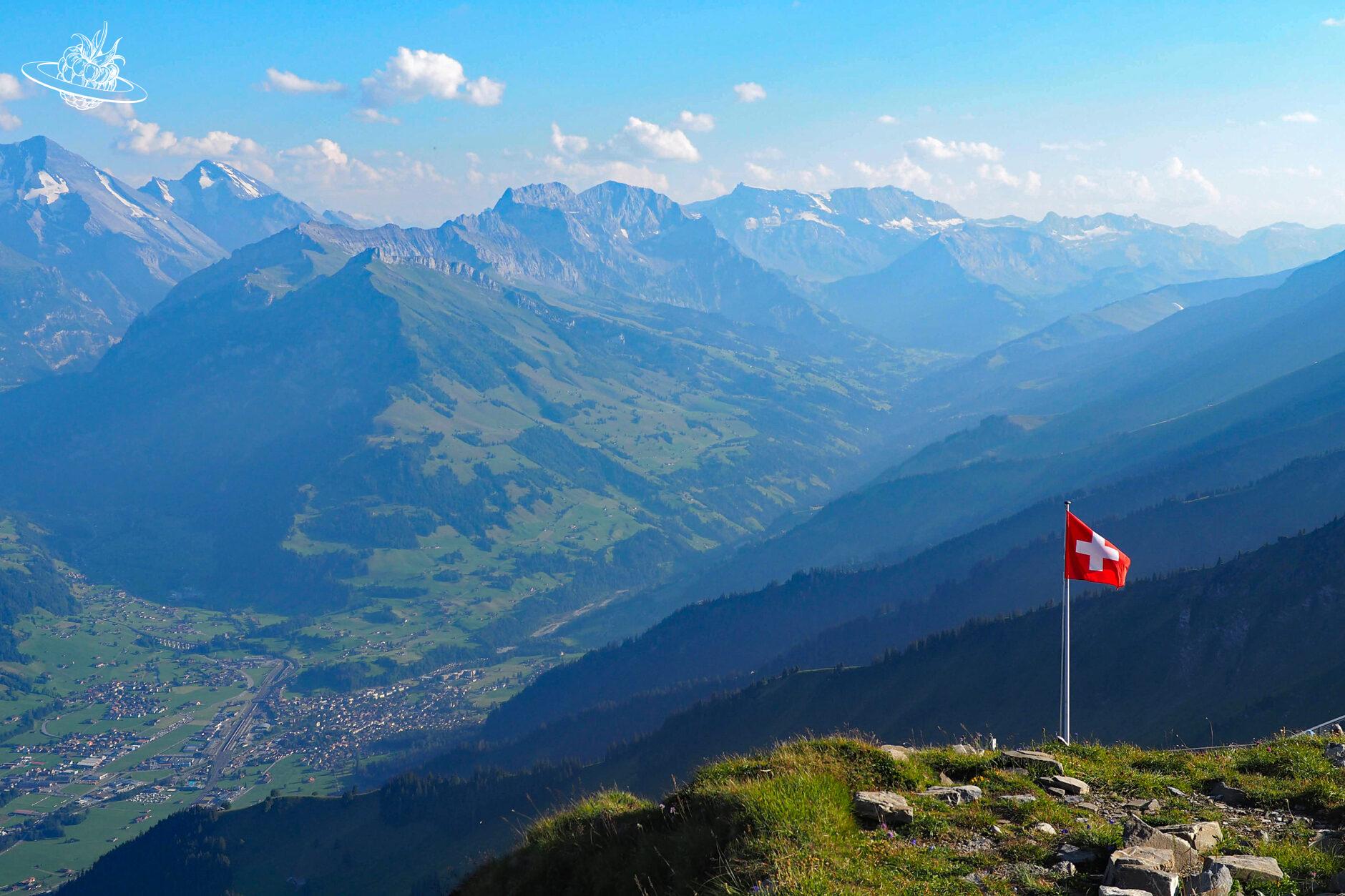 Bergpanorama mit Schweizerfahne im Vordergrund