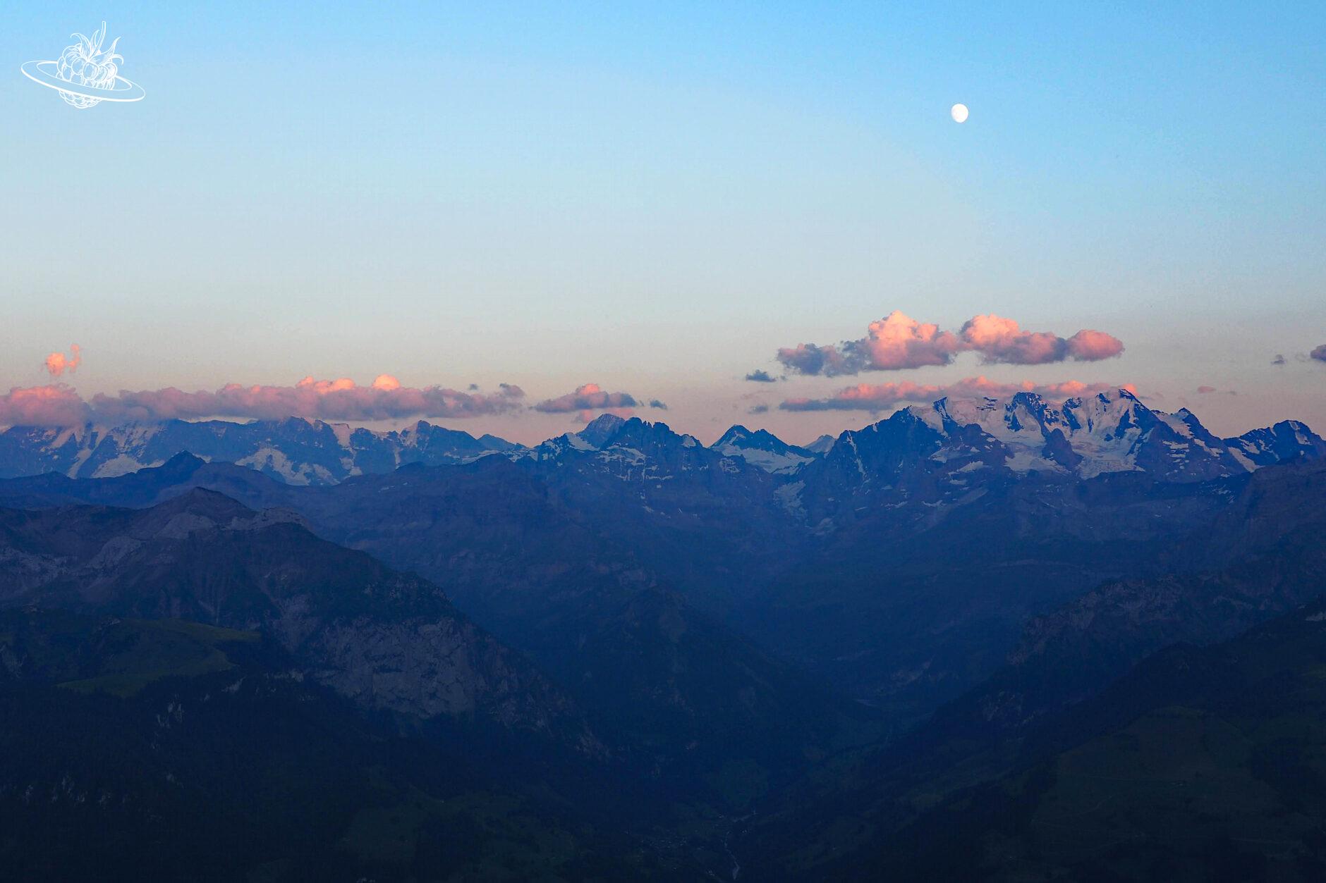 Abendliches Bergpanorama mit Mond