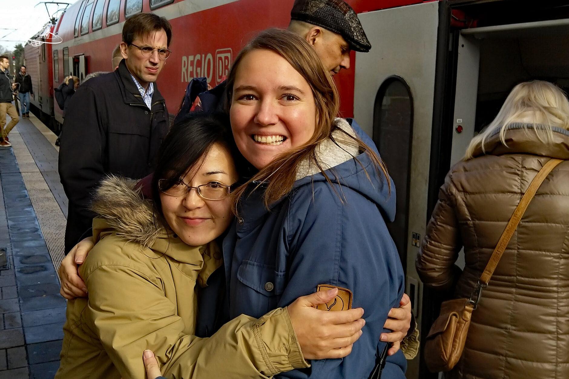 Selfie vor der Deutschen Bahn mit einer kanadischen Kollegin