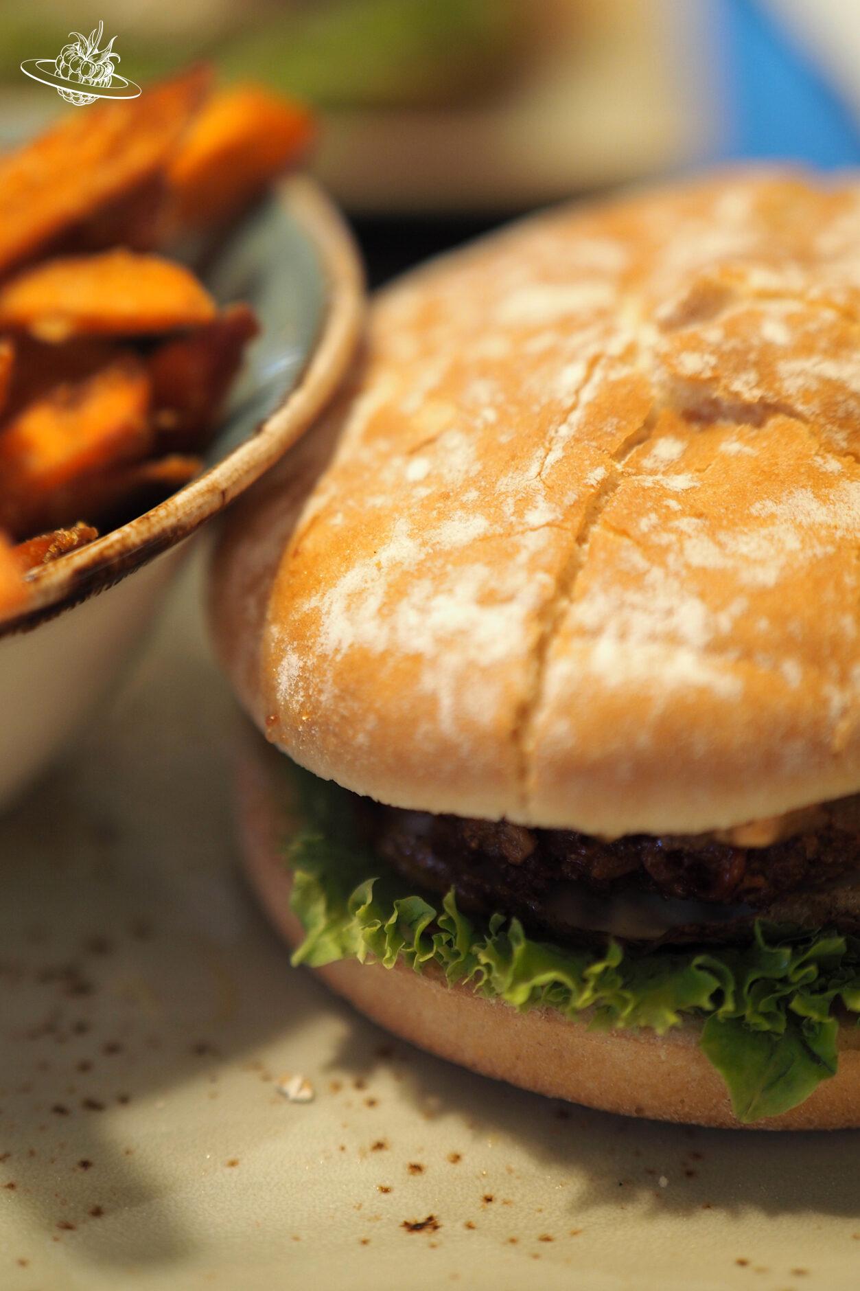 burger und süsskartoffel fritten