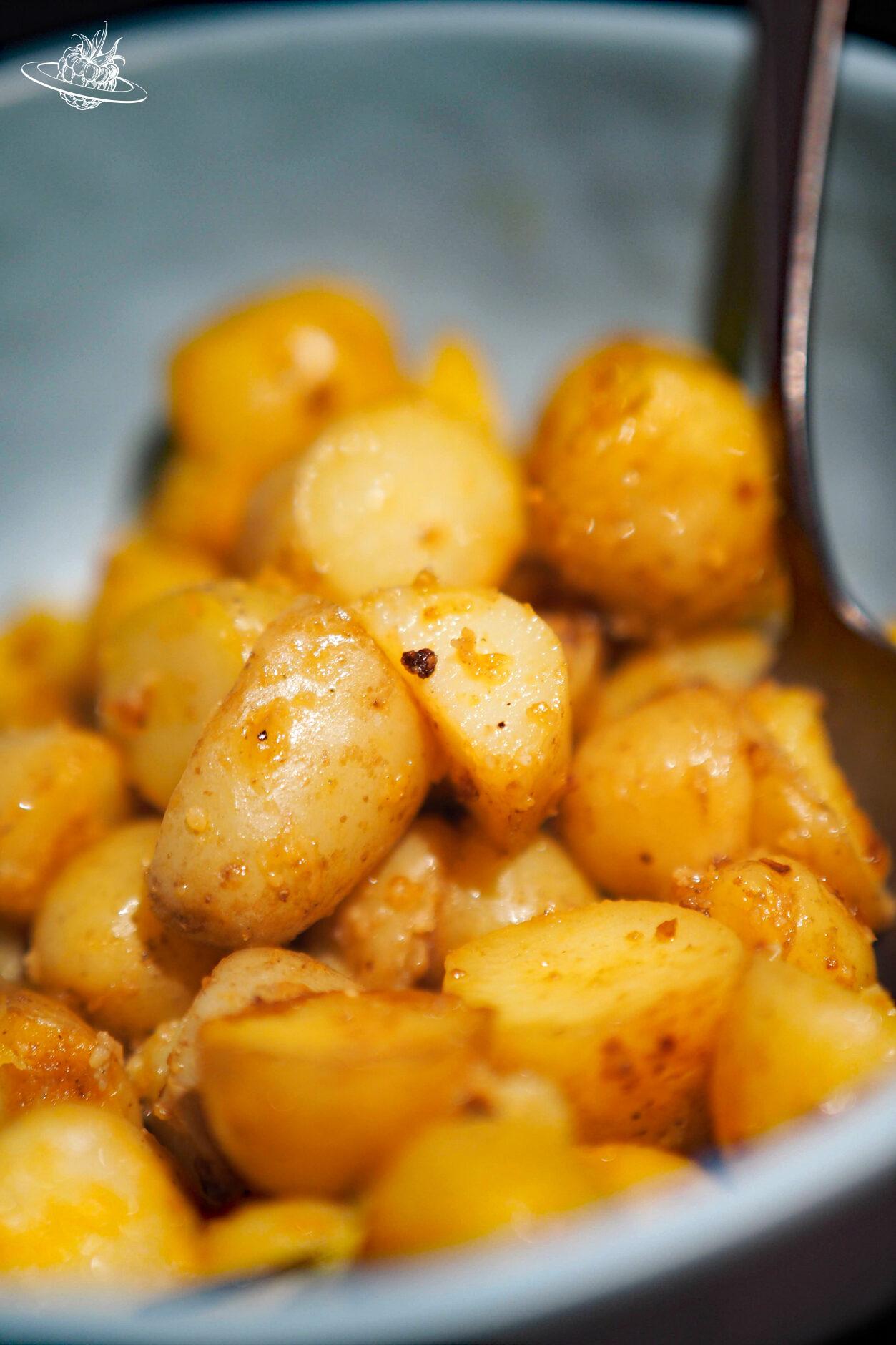 Schüssel mit Bratkartoffeln