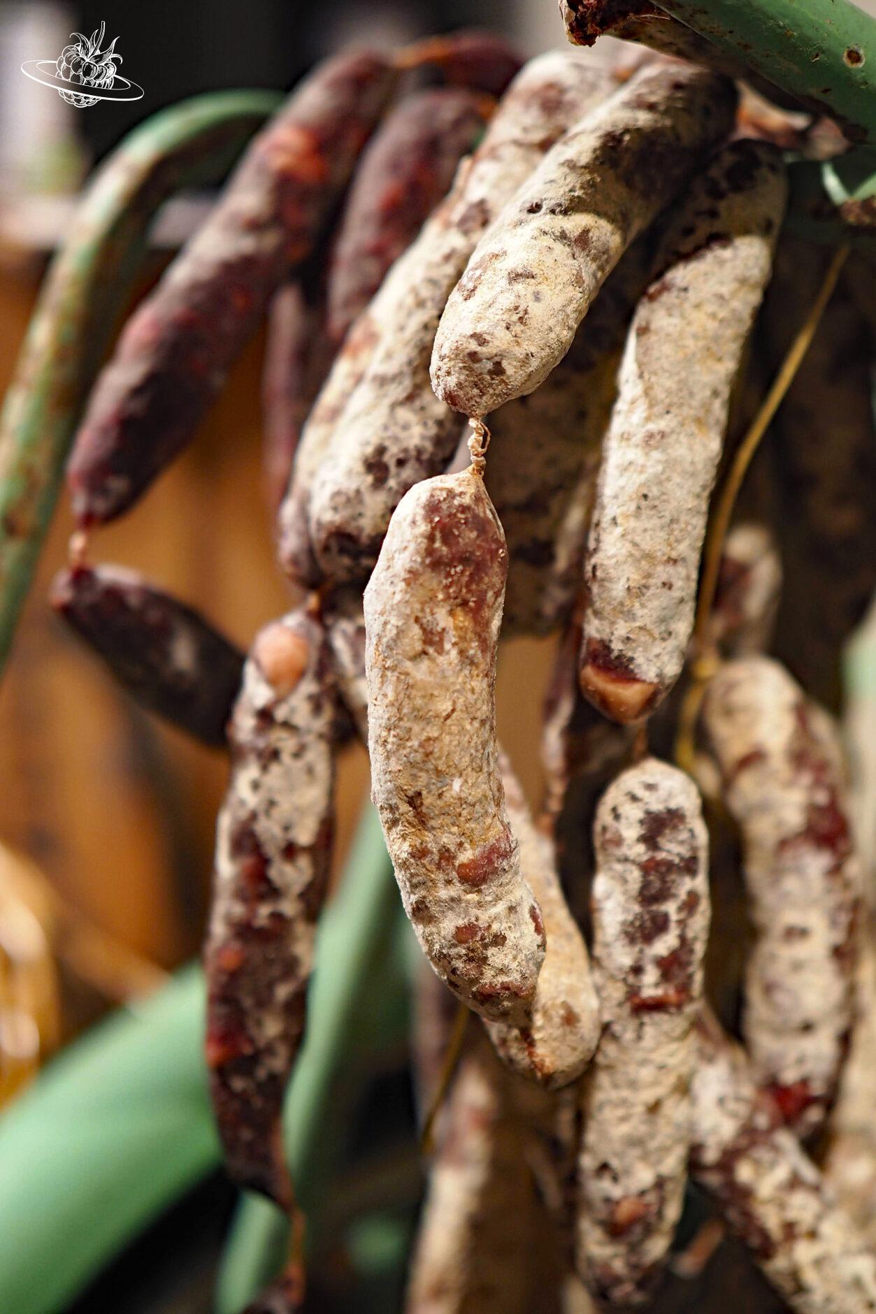 Mehrere aufgehängte Salami