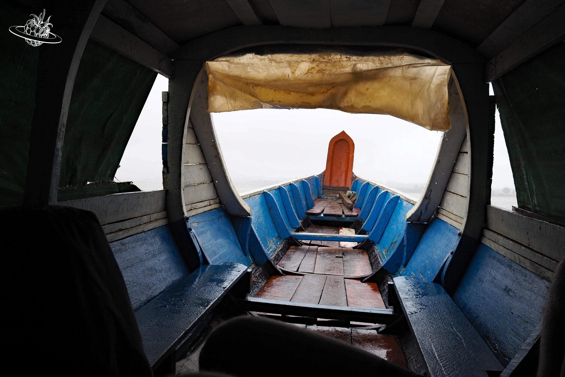 Blick auf dem blauen Holzkanu beim Grenzübertritt nach Suriname