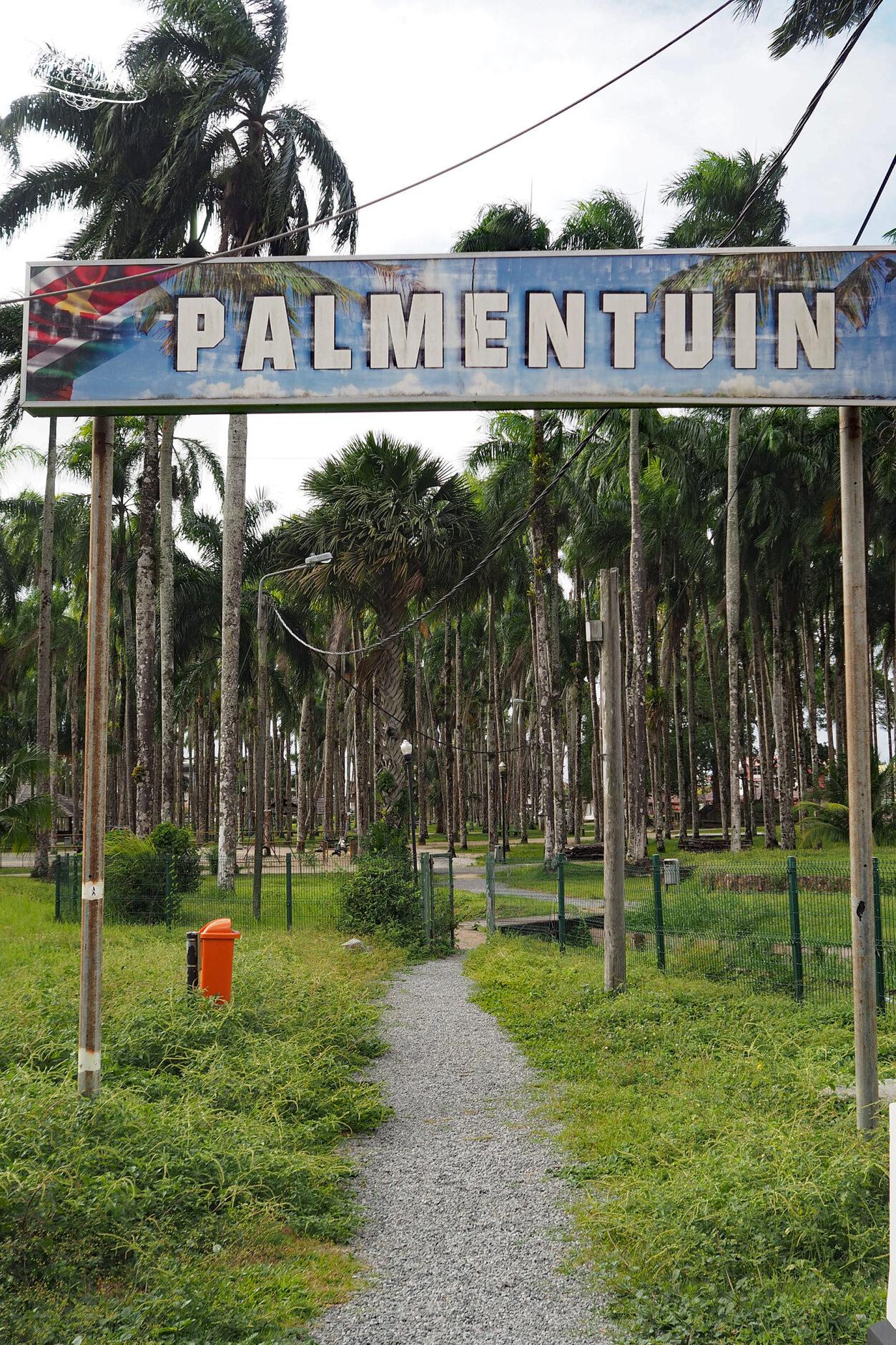 Eingang in den Palmenpark mit grossem Schild "Palmentuin"