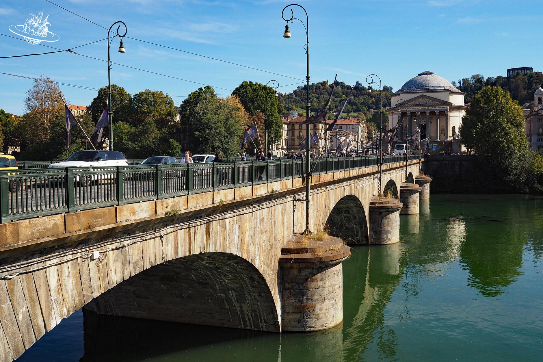 Historische Brücke über einen Fluss
