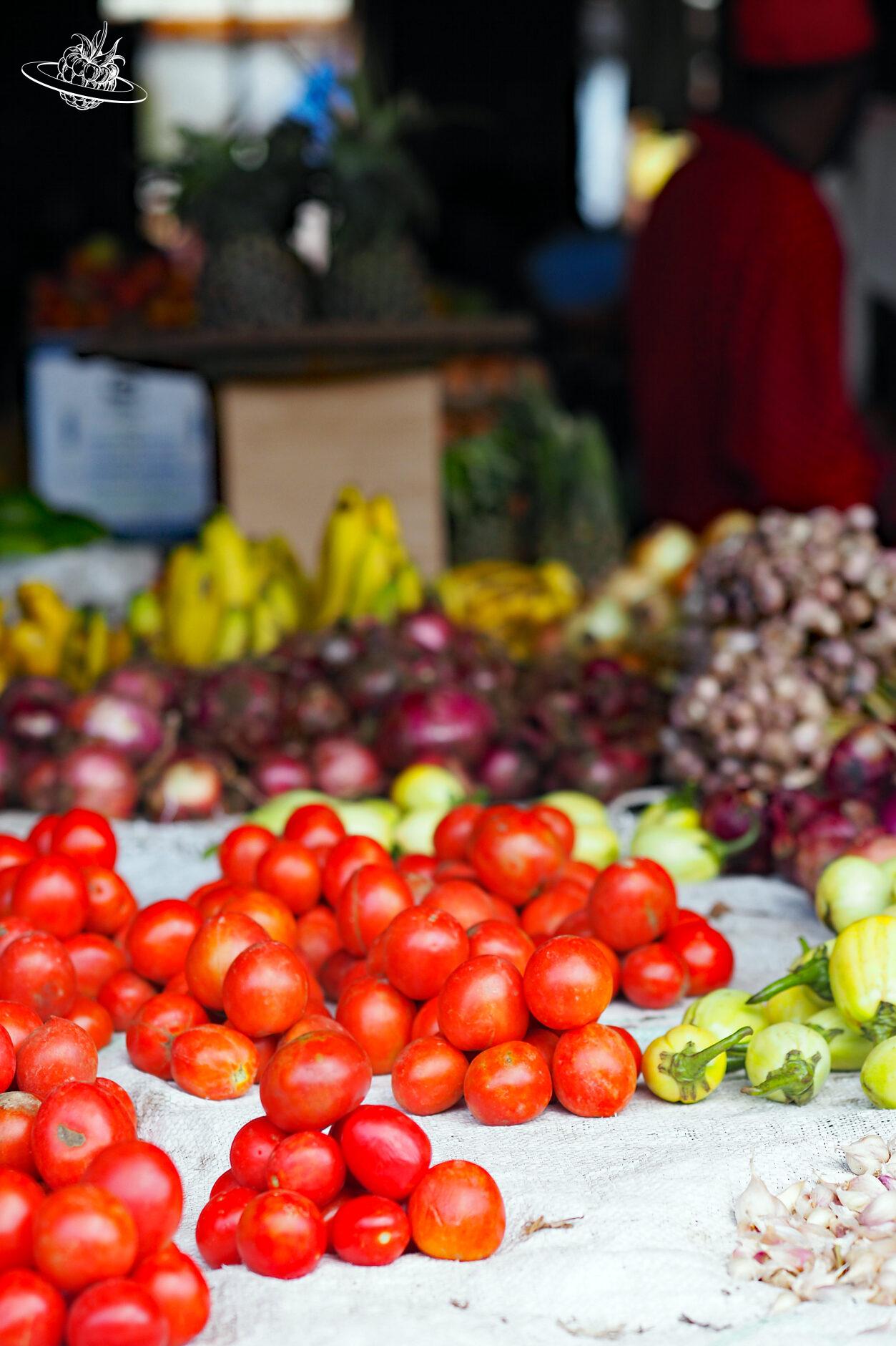 Früchte und Tomaten im Markt